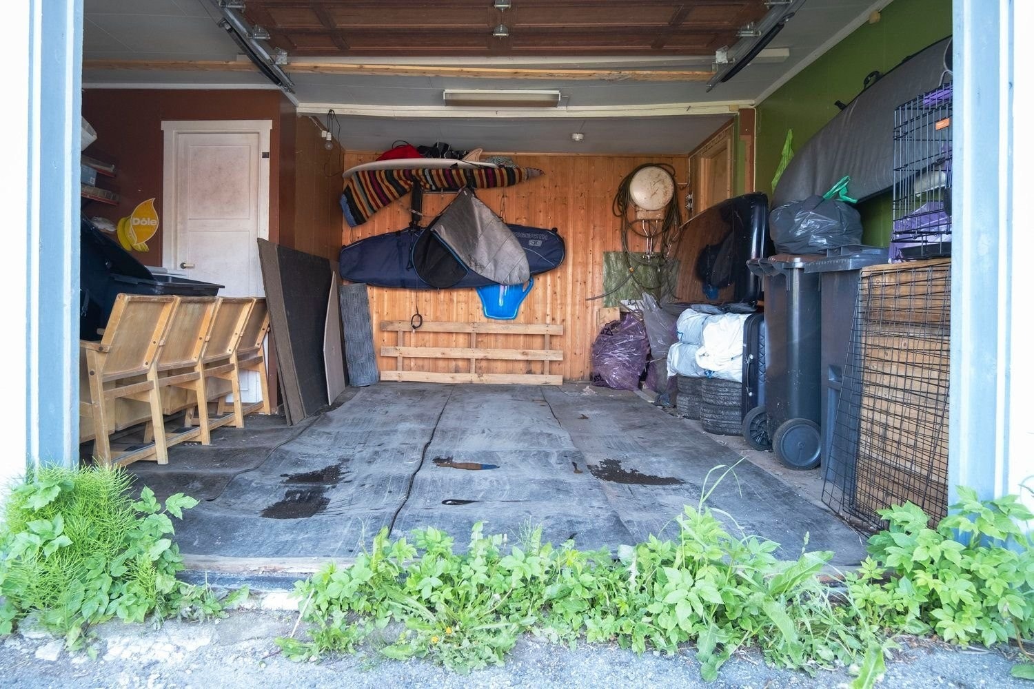 Garasje (26 m²) med plass til personbil, samt oppstillingsplass utenfor. Elbillader montert i 2024. Enkel adkomst fra vei. Potensial for oppgradering. Galleribilde