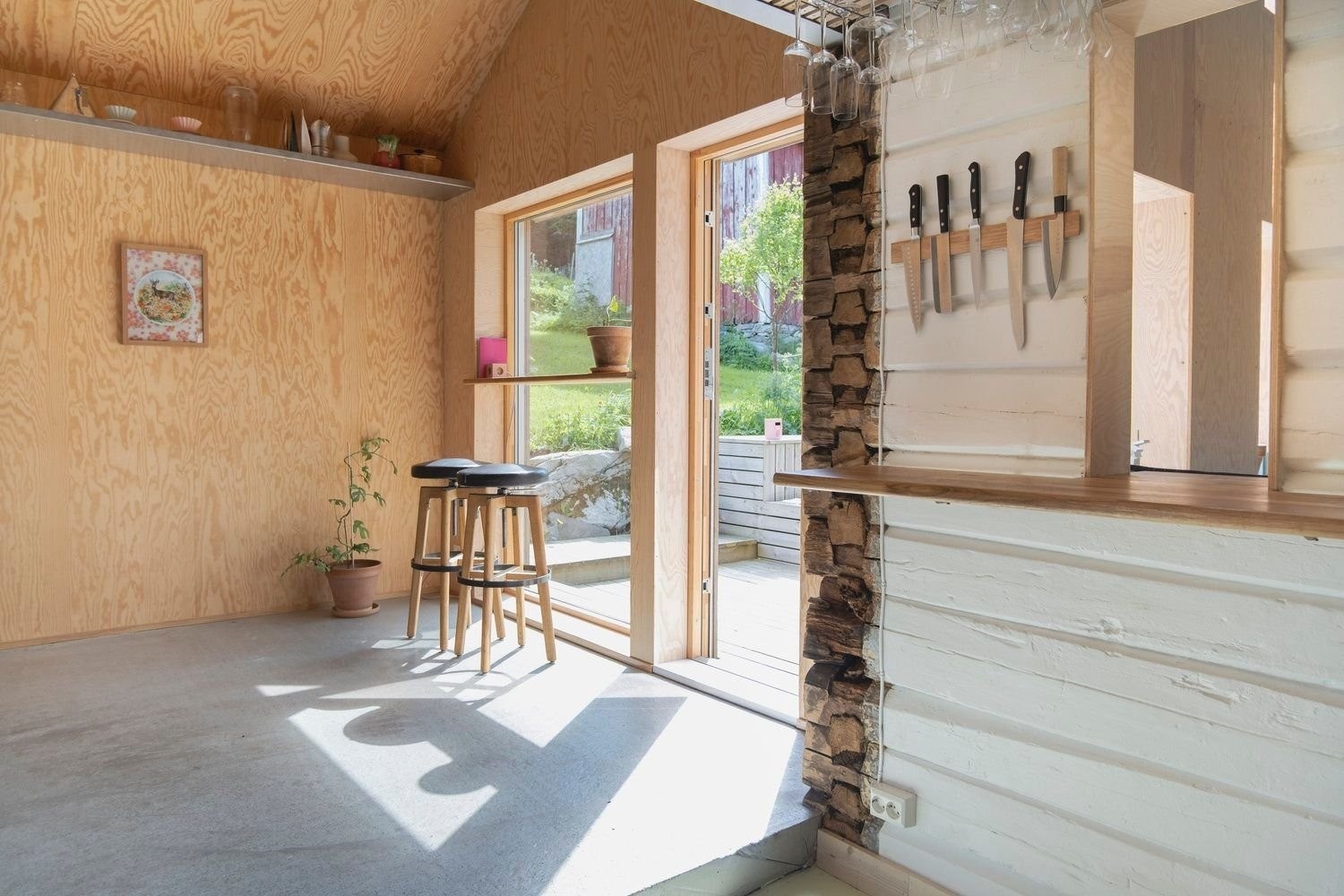 Kjøkken med direkte utgang til romslig solrik utendørs platting, uten gjenboere. Her er det sol hele morgen- og formiddagen. Galleribilde