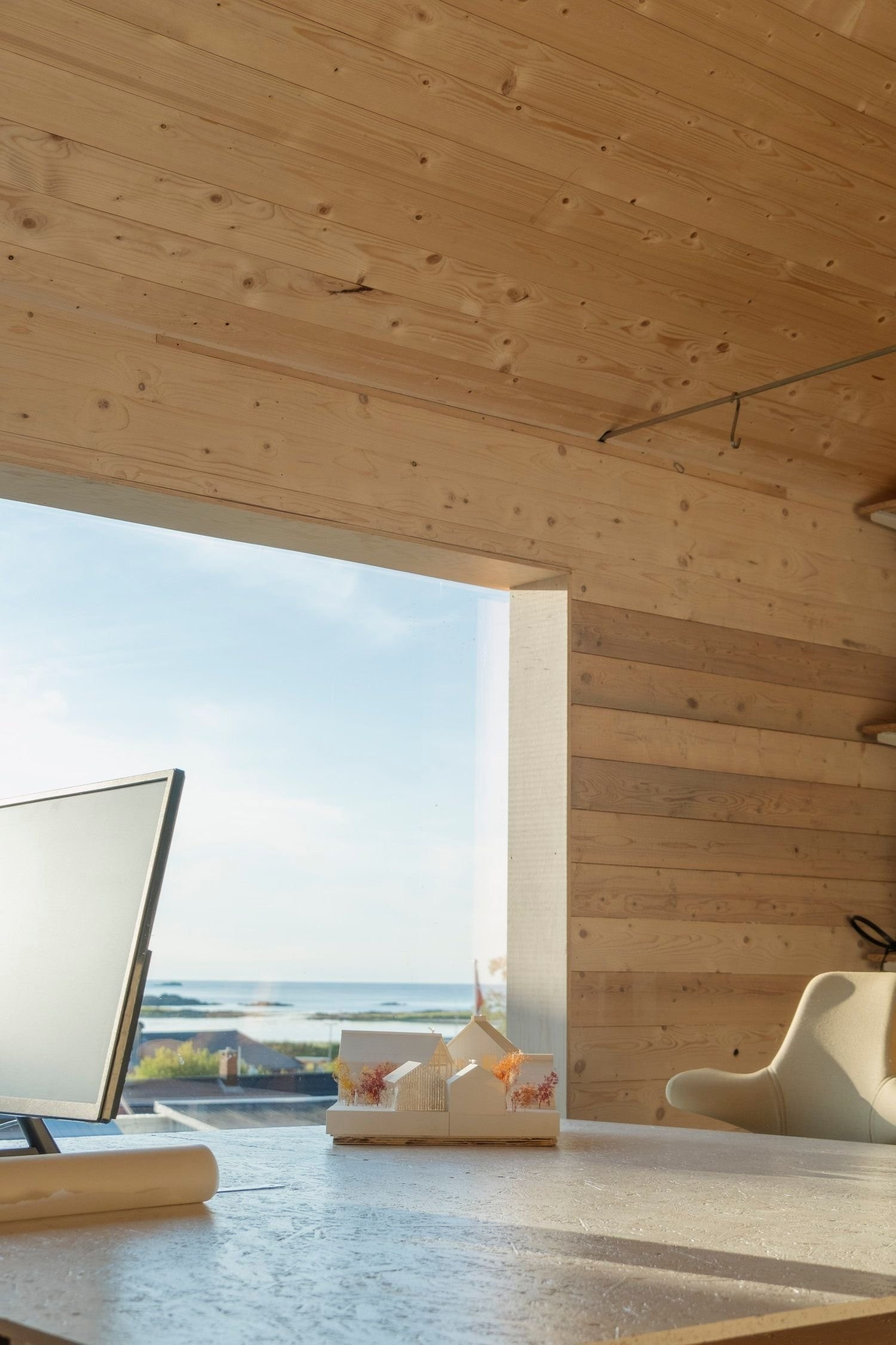 Frittliggende anneks brukes som studio/oppholdsrom/kontor. Flott havutsikt med midnattssol, hvor du virkelig kan sone ut eller fordype deg i en bok eller et prosjekt. Galleribilde