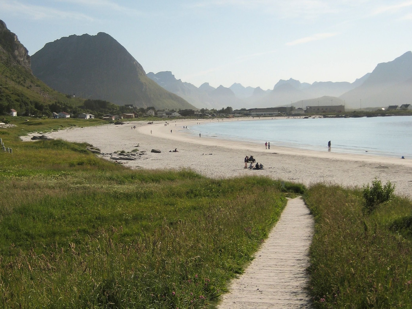 Ikoniske Rambergstranda er kun en kort spasertur unna, og én av flere flotte turer i nabolaget – enten til fjells eller langs havet. Galleribilde