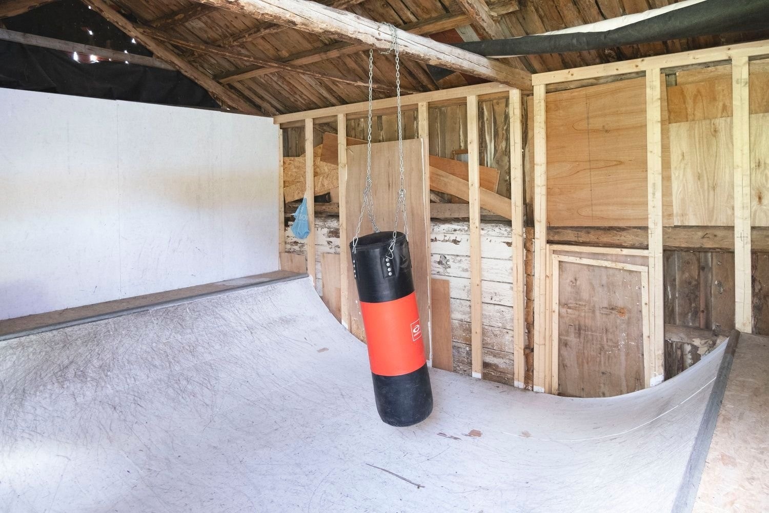 Frittstående fjøs/aktivitetsrom (32 m²), idag brukt som skaterampe. Galleribilde