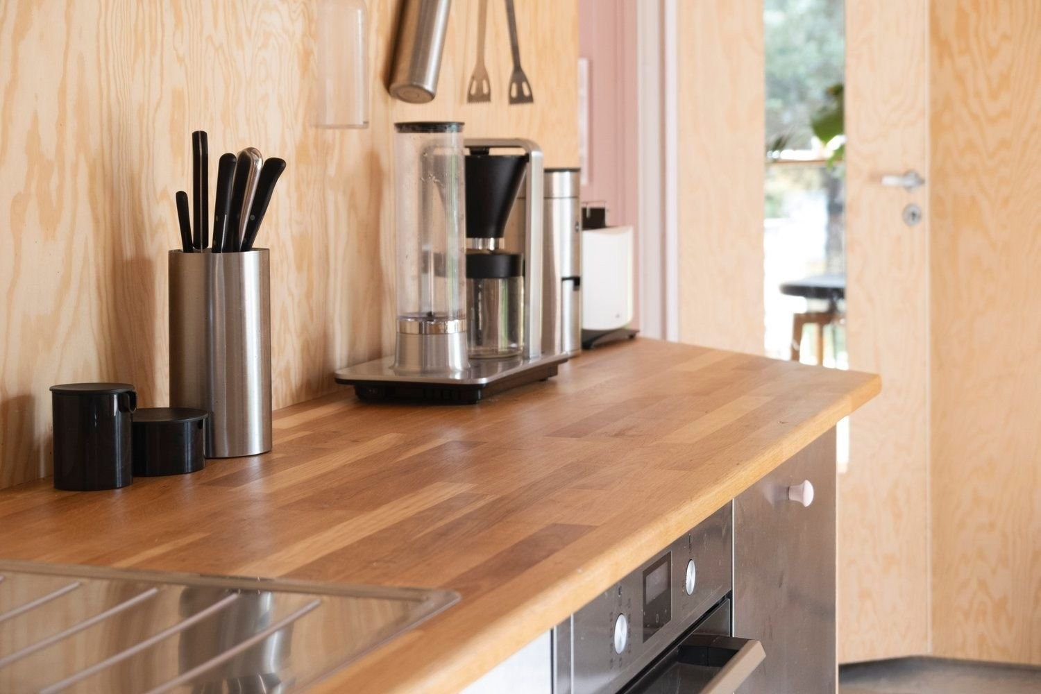 Halve kjøkkenet har ekstra god takhøyde og store vinduer som slipper inn morgen- og formiddagssolen. Galleribilde