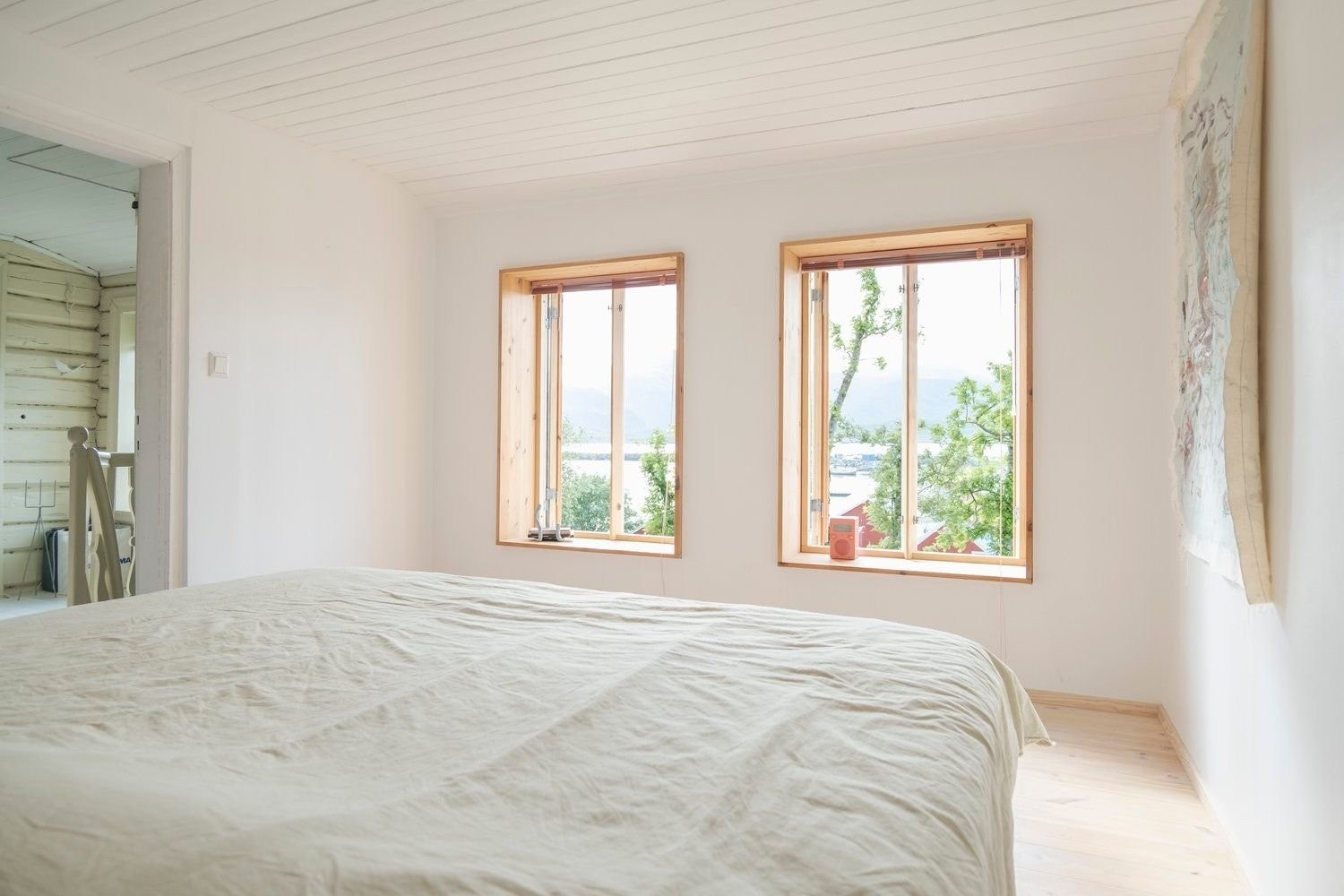 Hovedsoverom i 2. etasje har utsikt mot havet. God plass til dobbeltseng, samt oppbevaring. Galleribilde