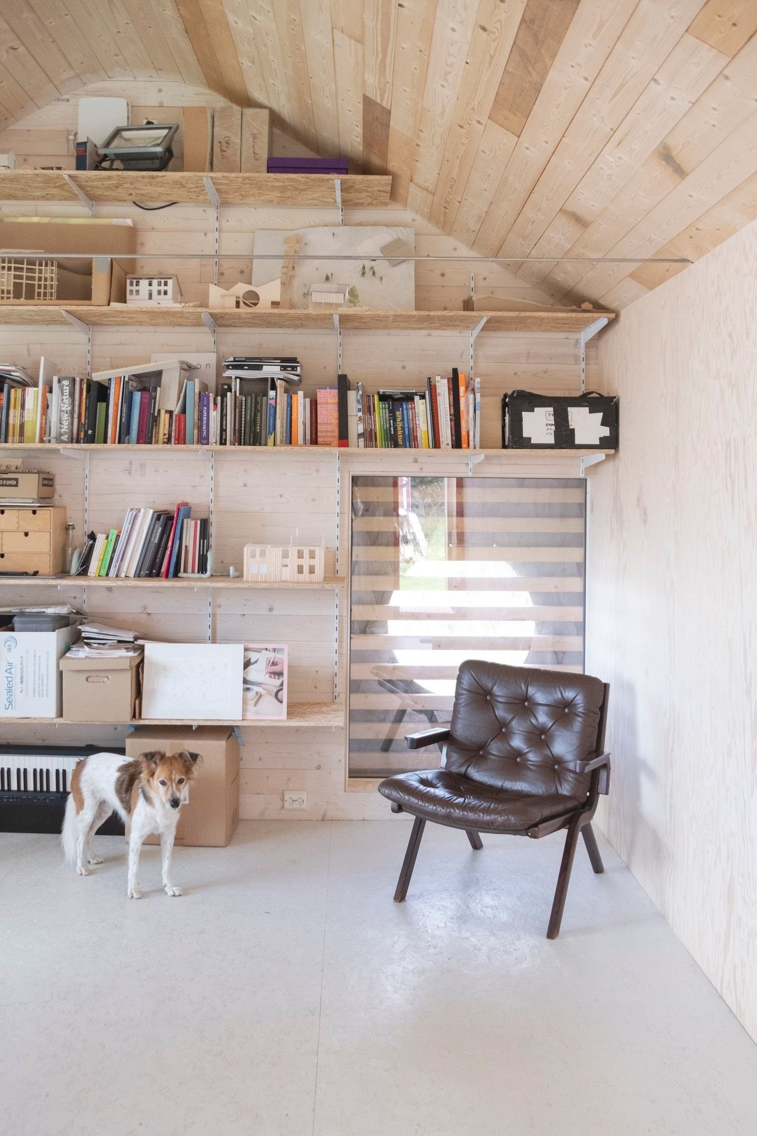 Frittliggende anneks brukes som studio/oppholdsrom/kontor. Flott havutsikt med midnattssol, hvor du virkelig kan sone ut eller fordype deg i en bok eller et prosjekt. Galleribilde