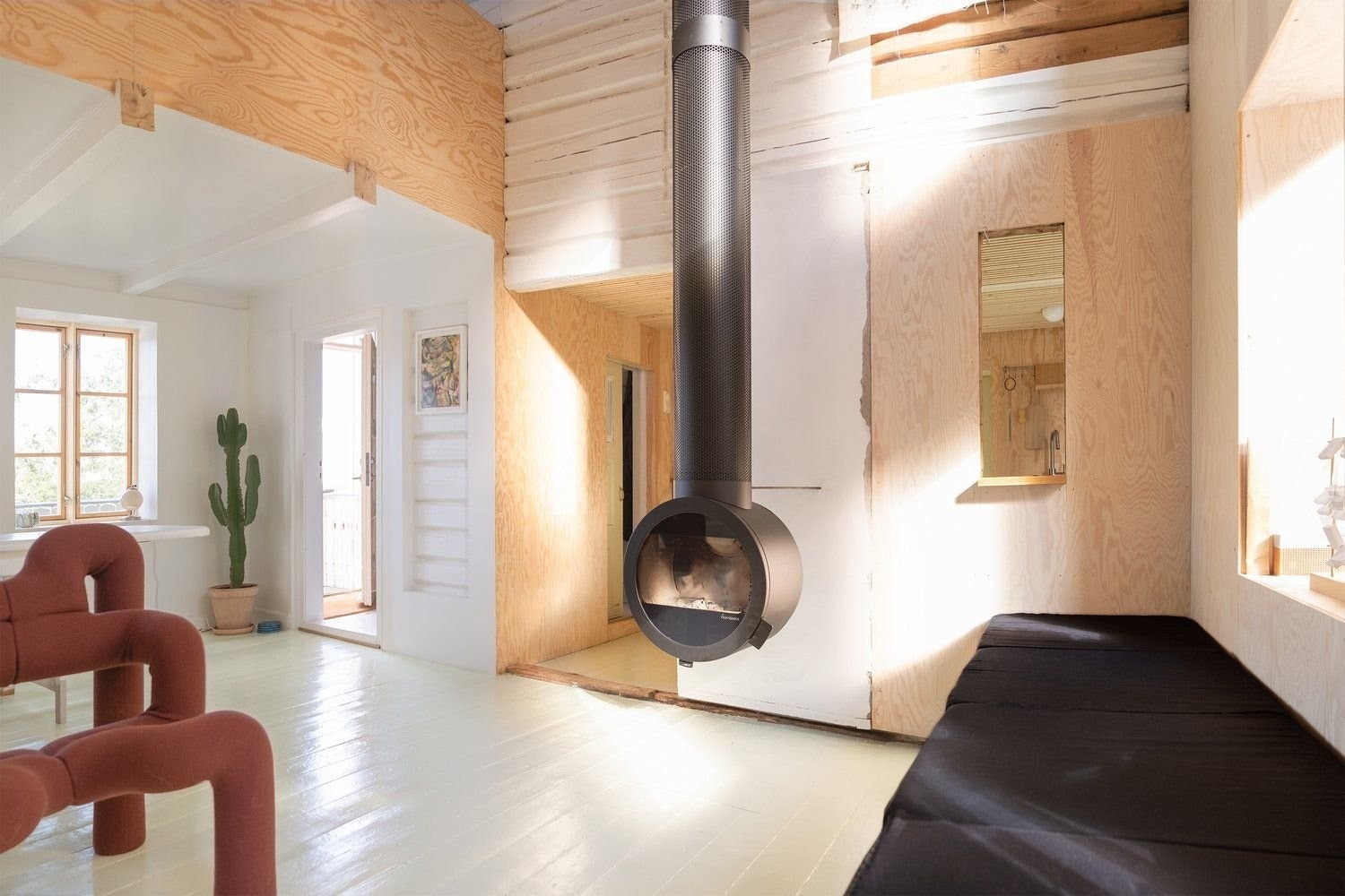 Stue med dobbel takhøyde, gjennomgående lys og utsikt til både fjell, hav og midnattssol. Galleribilde