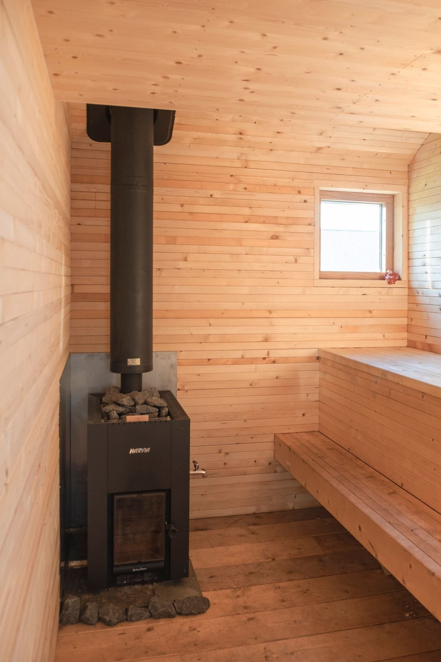 Vedfyrt badstue i tilknytning til studio. Galleribilde