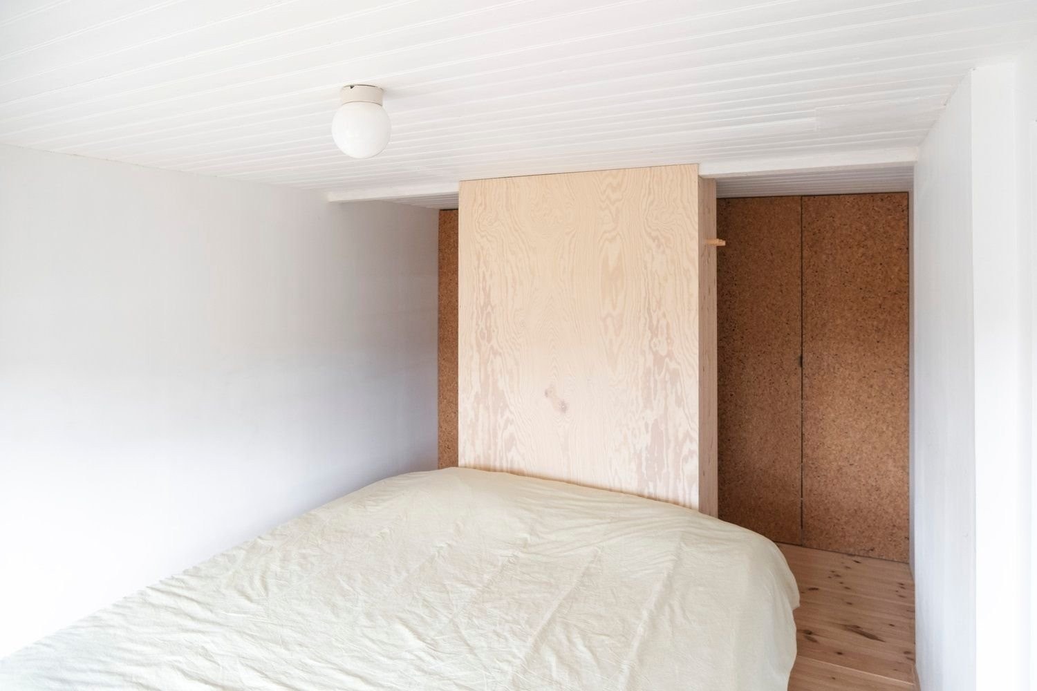 Hovedsoverom i 2. etasje har skjulte løsninger for klesoppbevaring og klesskap, samt kott for lagring. God plass til dobbeltseng. Galleribilde