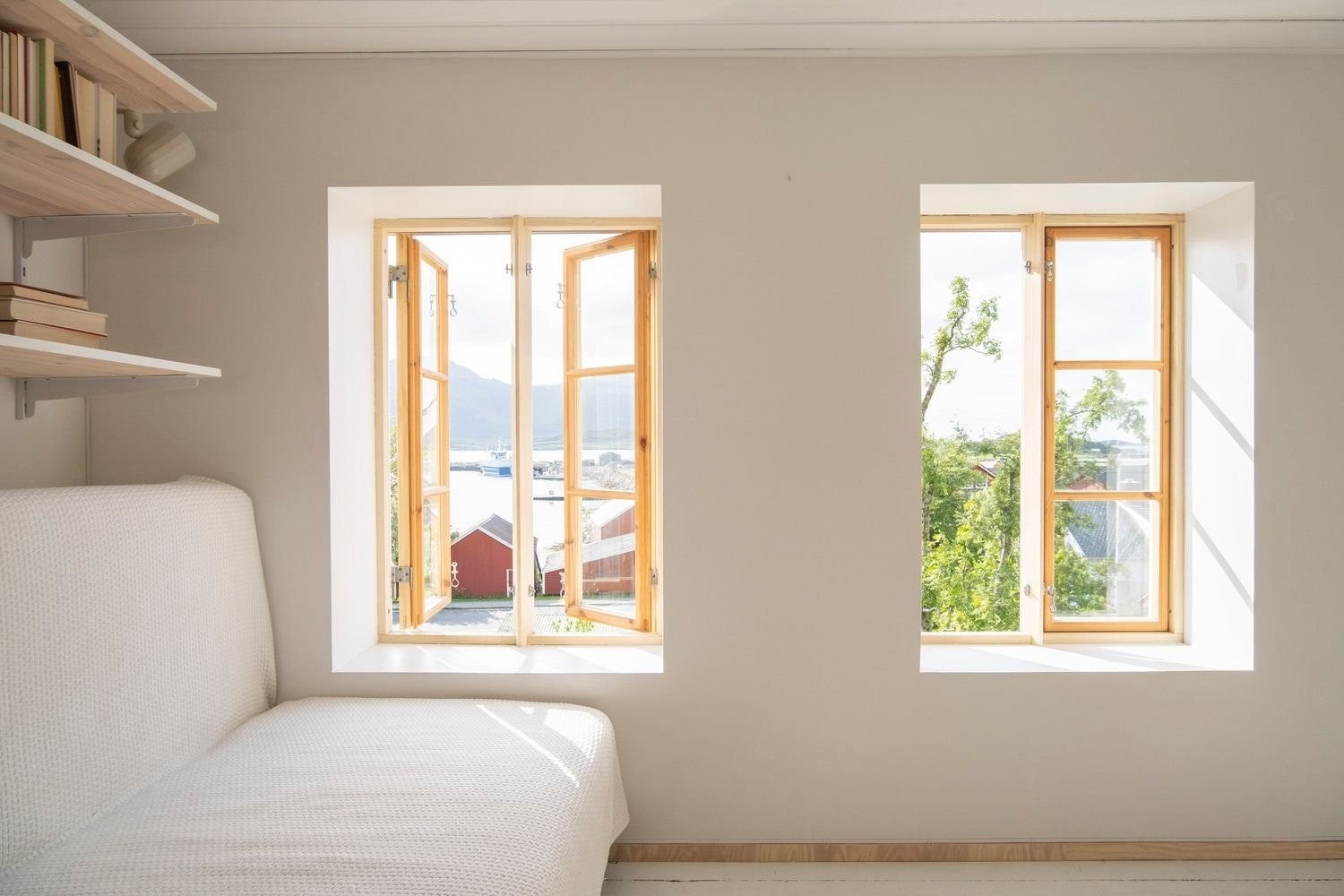 Mesanin i 2.et med åpning ned til stue i 1.et. Mesaninen brukes i dag som bibliotek/stue og gjesterom. Galleribilde