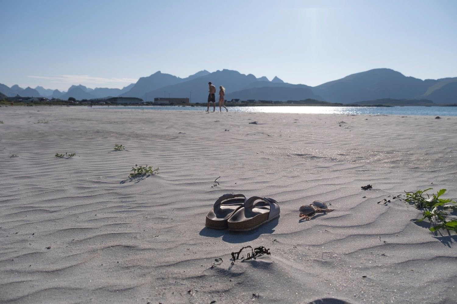 Ikoniske Rambergstranda er kun en kort spasertur unna, og én av flere flotte turer i nabolaget – enten til fjells eller langs havet. Galleribilde