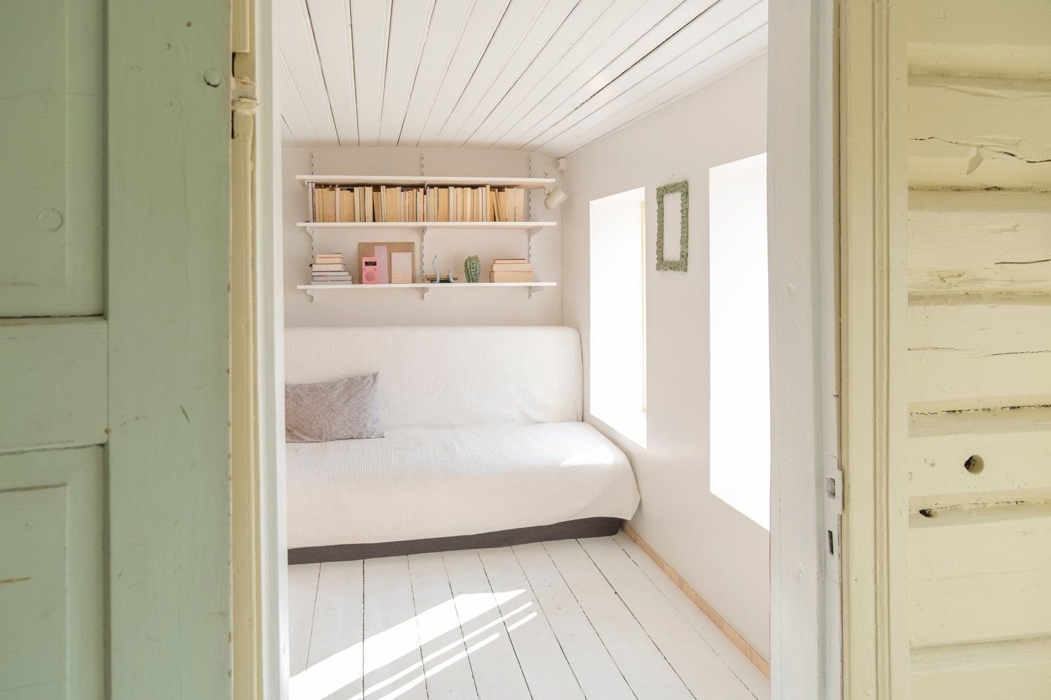 Mesanin i 2.et med åpning ned til stue i 1.et. Mesaninen brukes i dag som bibliotek/stue og gjesterom. Galleribilde