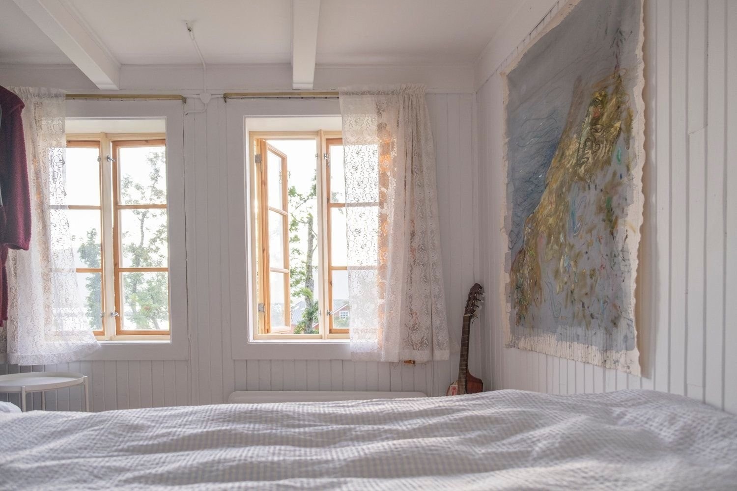 Soverom i 1.et med utsikt mot havet. God plass til dobbeltseng. Galleribilde