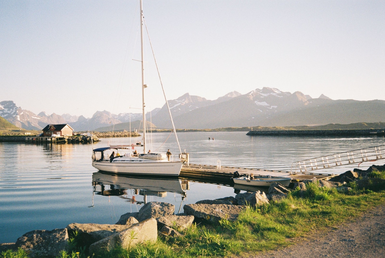 Moloen med liten sandstrand nedenfor huset. Perfekt for vannaktiviteter som SUP og kajakk. Galleribilde