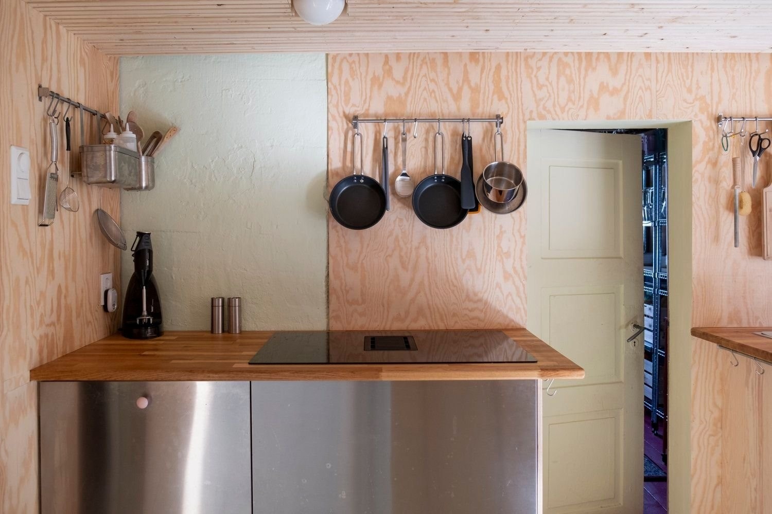 Praktisk moderne kjøkken med hvitevarer fra 2020. Direkte tilgang til praktisk spiskammers og rikelig med oppbevaringsplass. Galleribilde