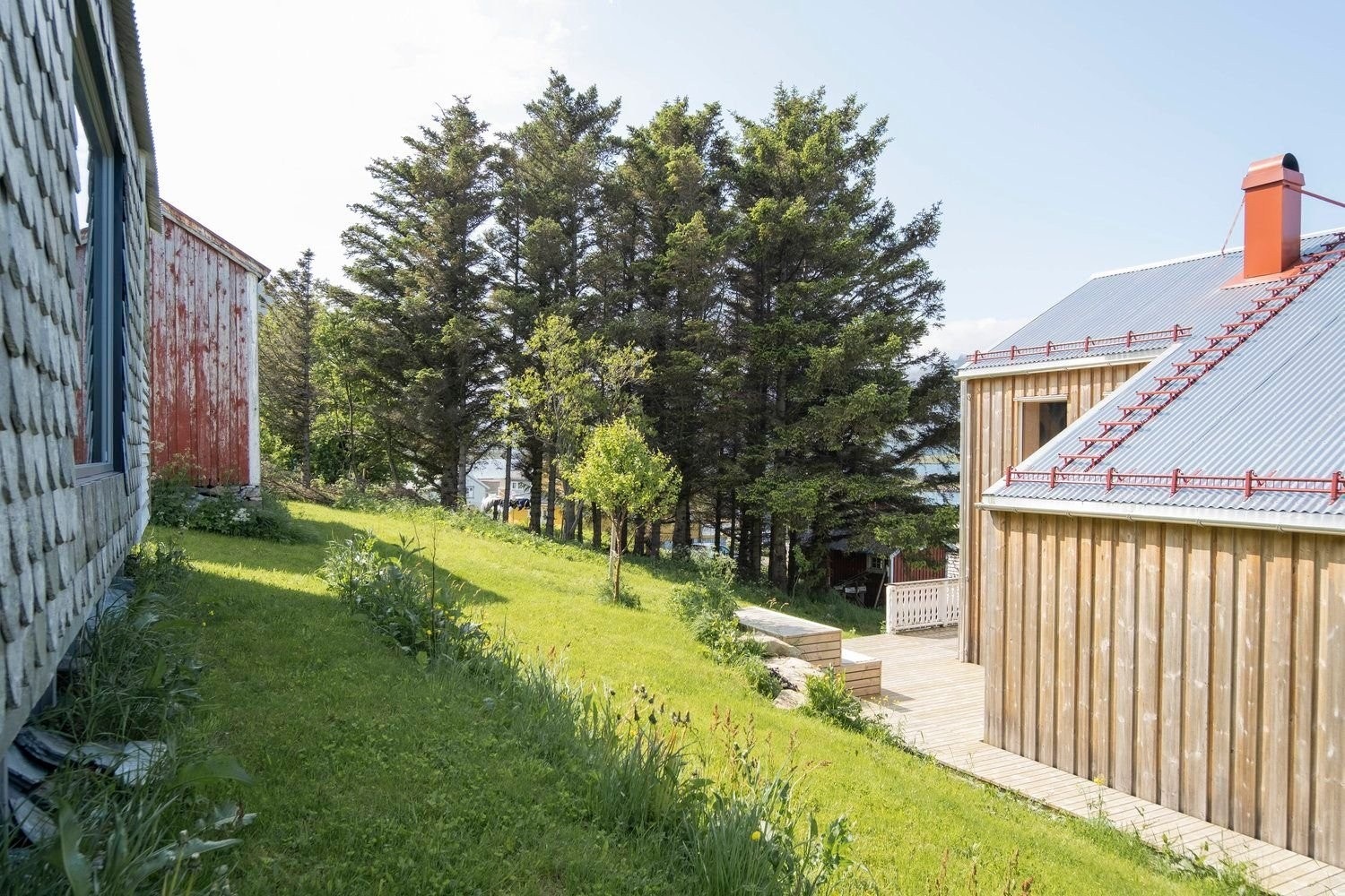 Solrik hage med med lite innsyn. Frittliggende anneks med skiferfasade og panoramavindu. I bakkant ligger gammelt fjøs med skaterampe/aktivitetsrom. Galleribilde