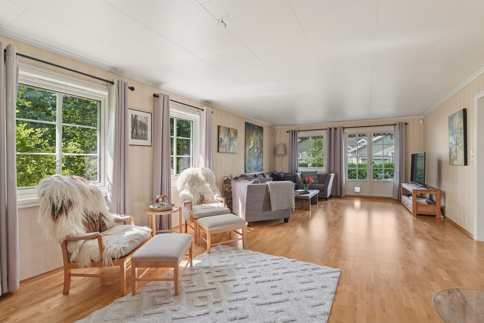 Her er det god plass til både avslapning og sosiale sammenkomster - et naturlig samlingspunkt i boligen. Galleribilde