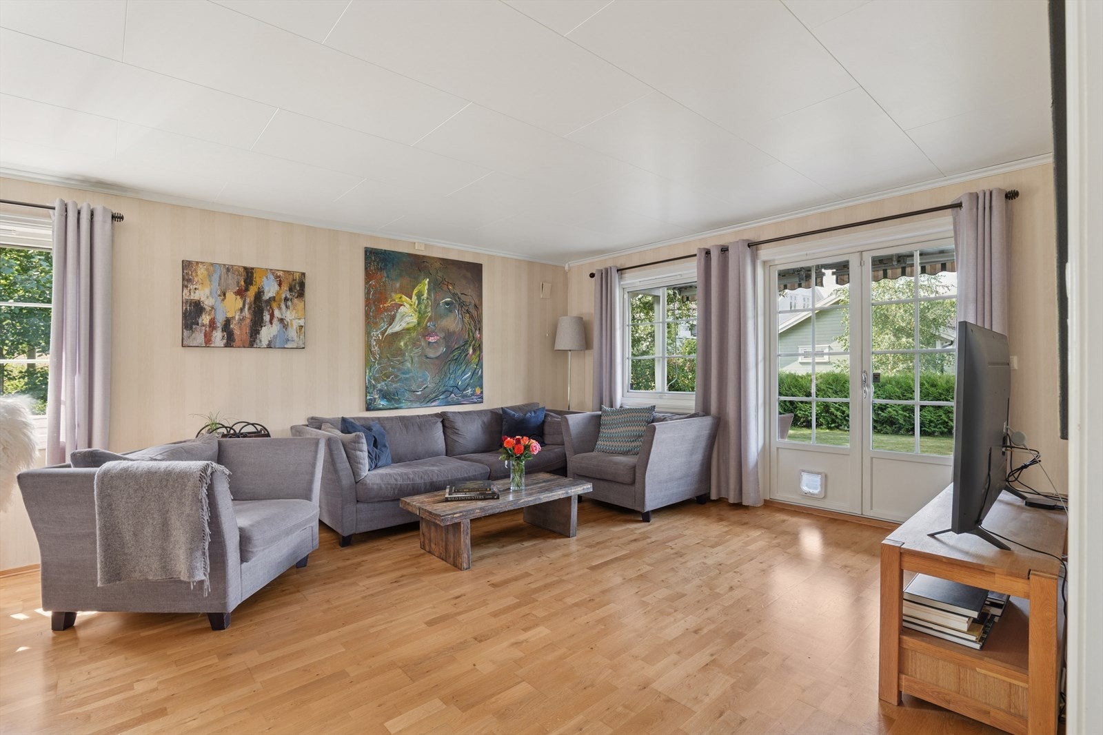 Stuen er romslig og innbydende med en gjennomført stil som kombinerer moderne komfort med varme, naturlige materialer. Galleribilde