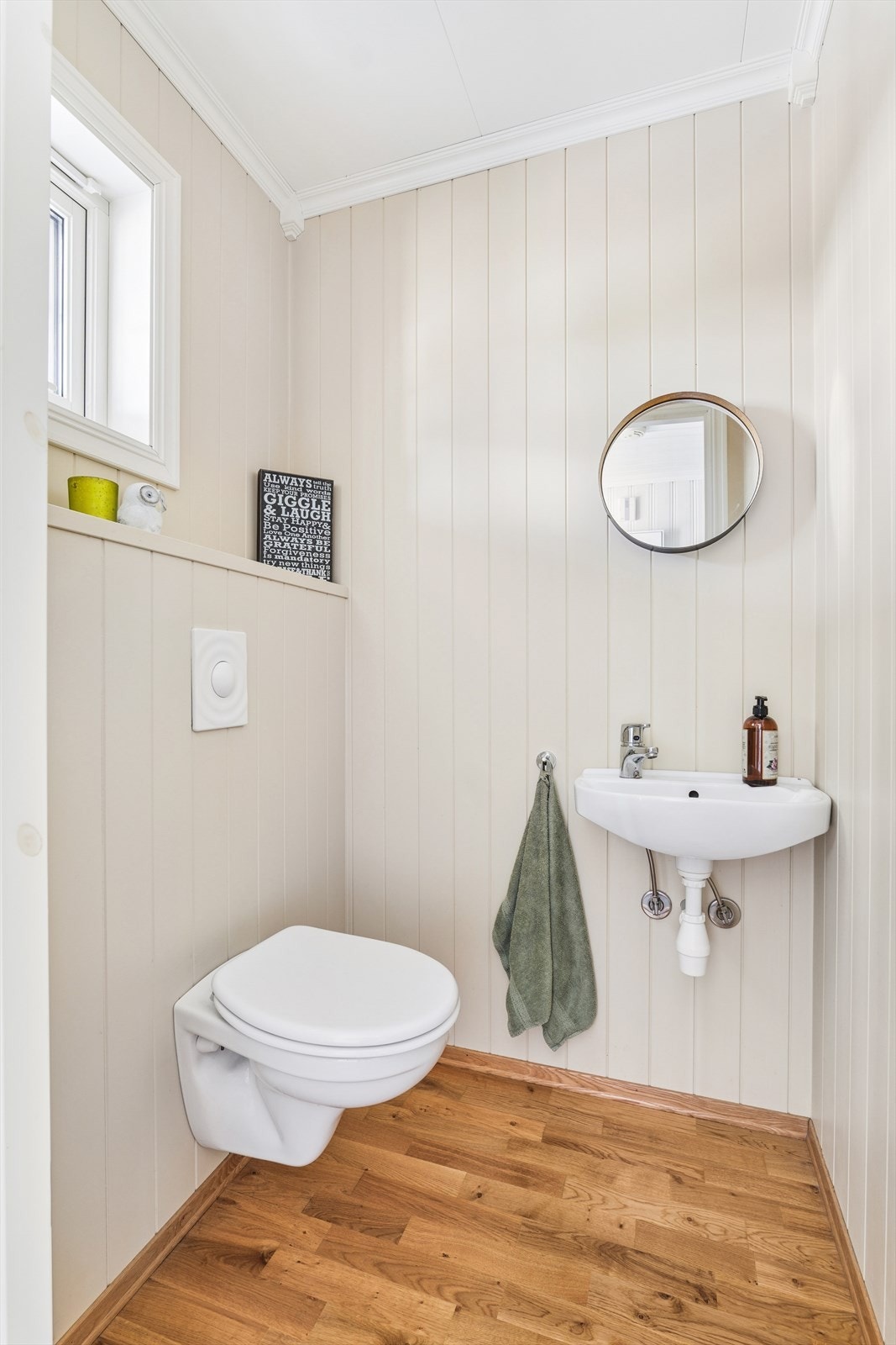 Toalettrommet er fra byggeår og inneholder vegghengt toalett og servant med speil over. Galleribilde