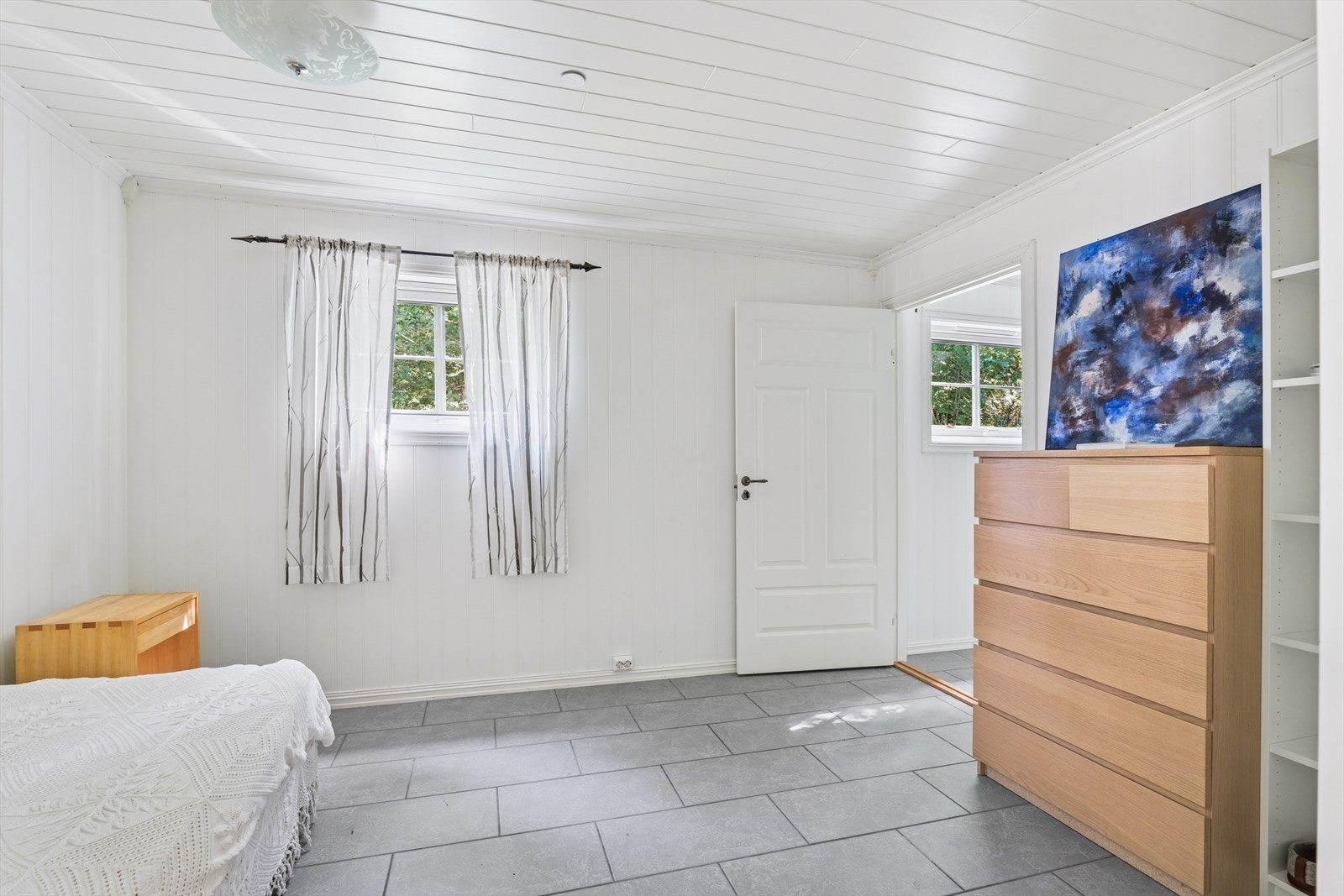 Det ene rommet benyttes også som et soverom, men er ikke godkjent til det. Se pkt. om ferdigattest. Galleribilde