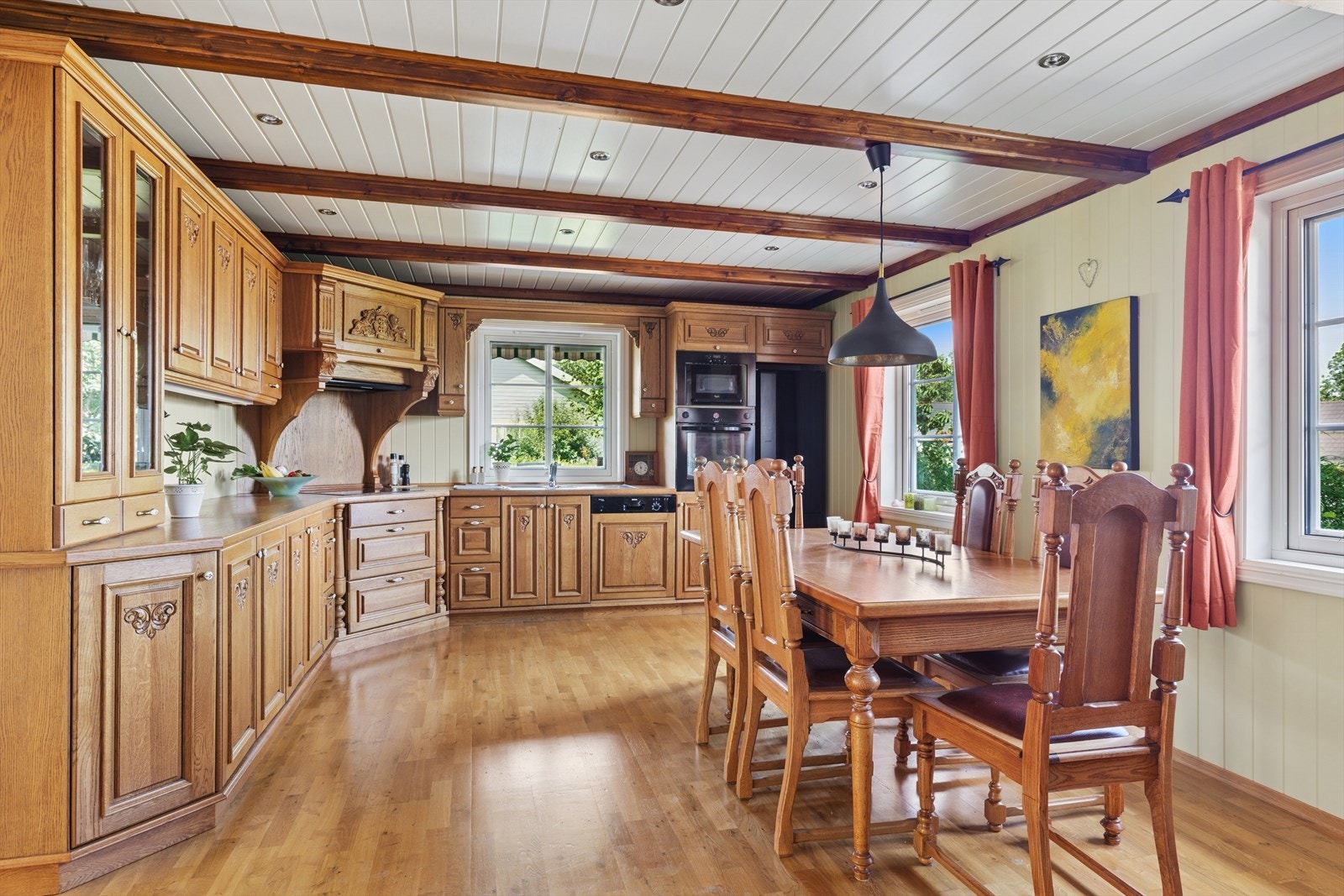 Innredningen har et klassisk preg med heltre fronter i lys brun tone som harmonerer vakkert med gulvet og gir en lun helhet. Galleribilde