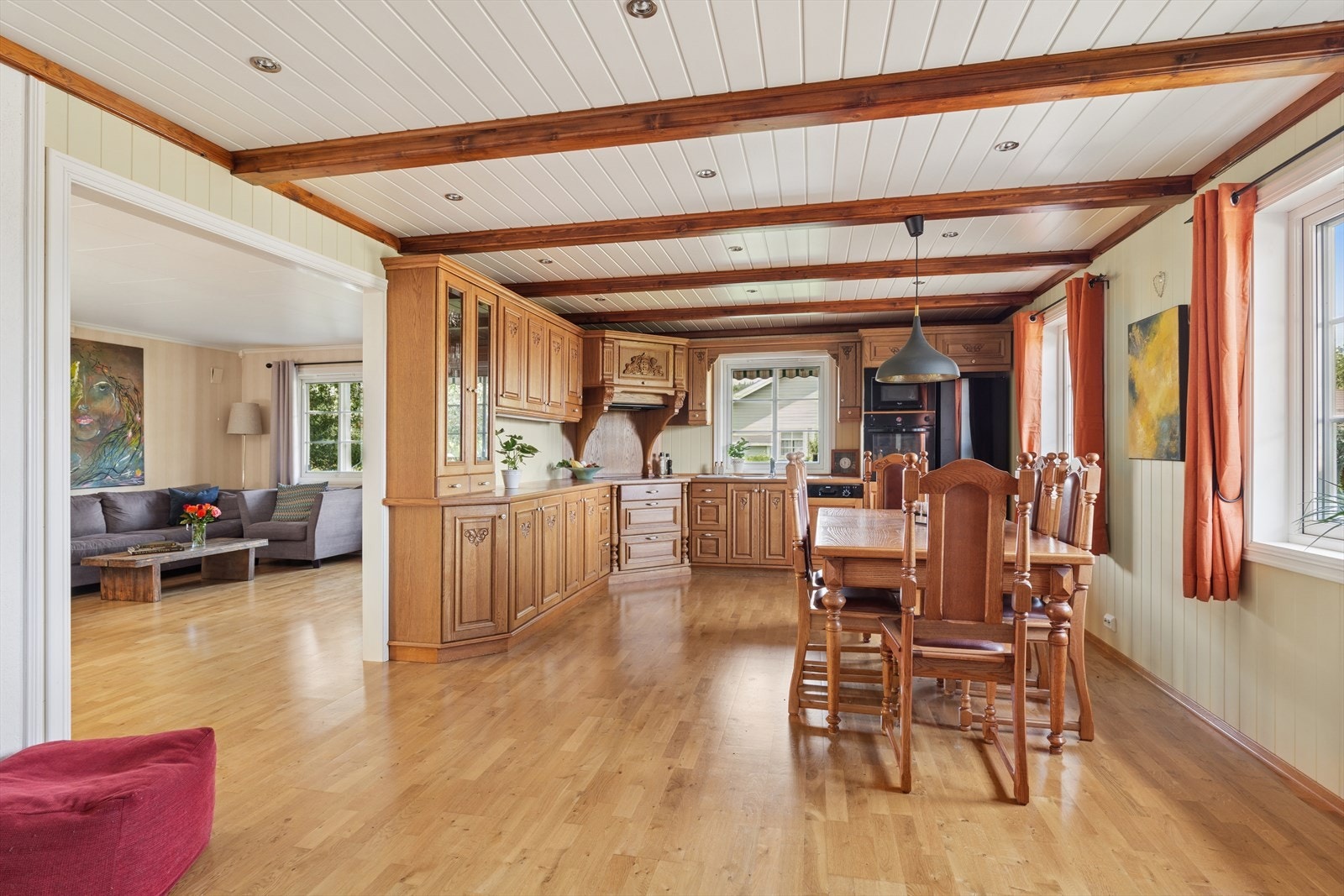 Kjøkkenet er romslig og innbydende med en varm, rustikk atmosfære. Galleribilde