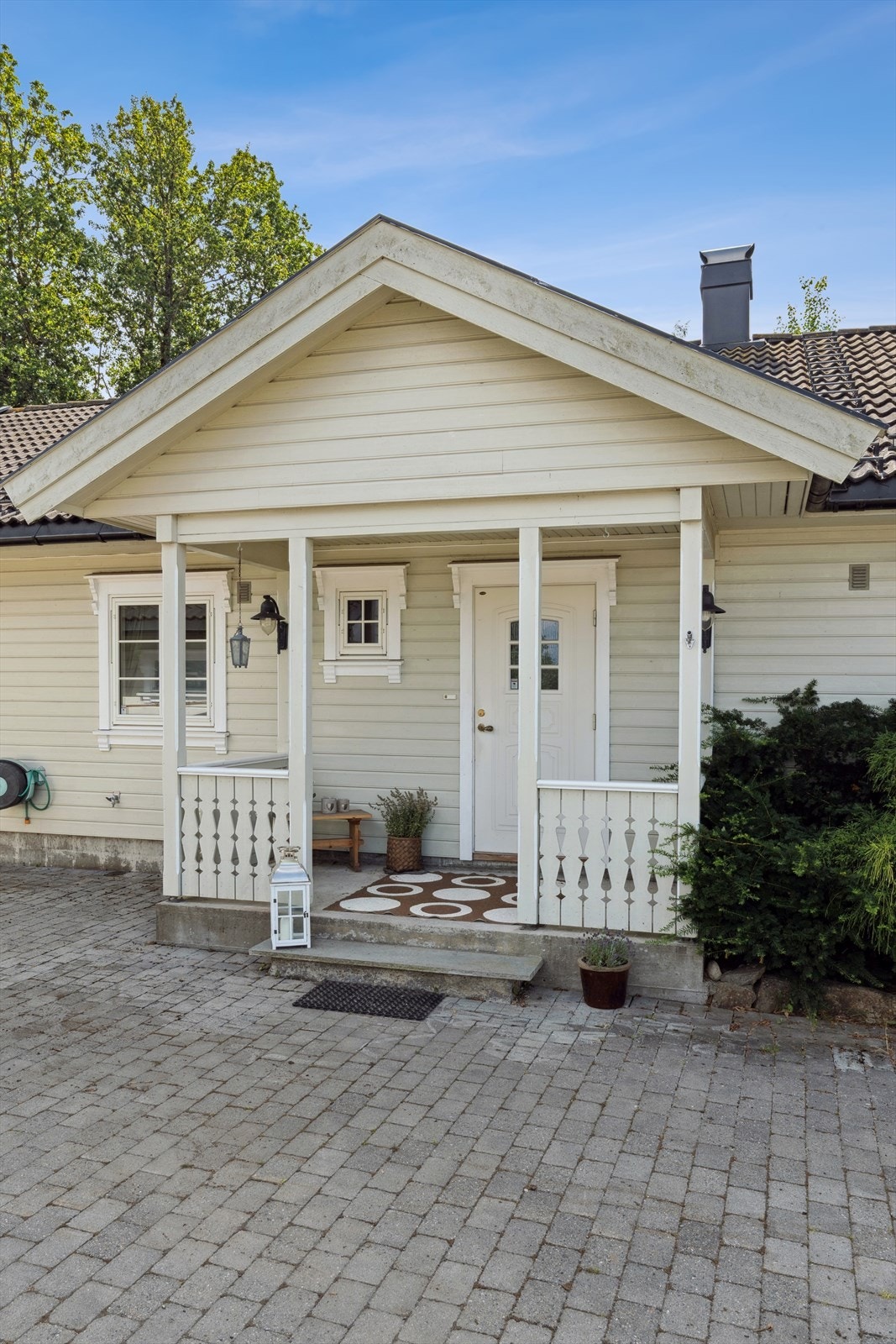 Boligen ønskes velkommen med et innbydende og overbygget inngangsparti som leder inn til en lys og stilfull entré. Galleribilde