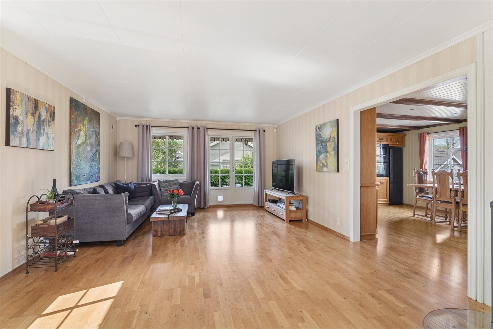 Det er flere møbleringsmuligheter i stuen, både plass til sofagrupper og stoler. Galleribilde