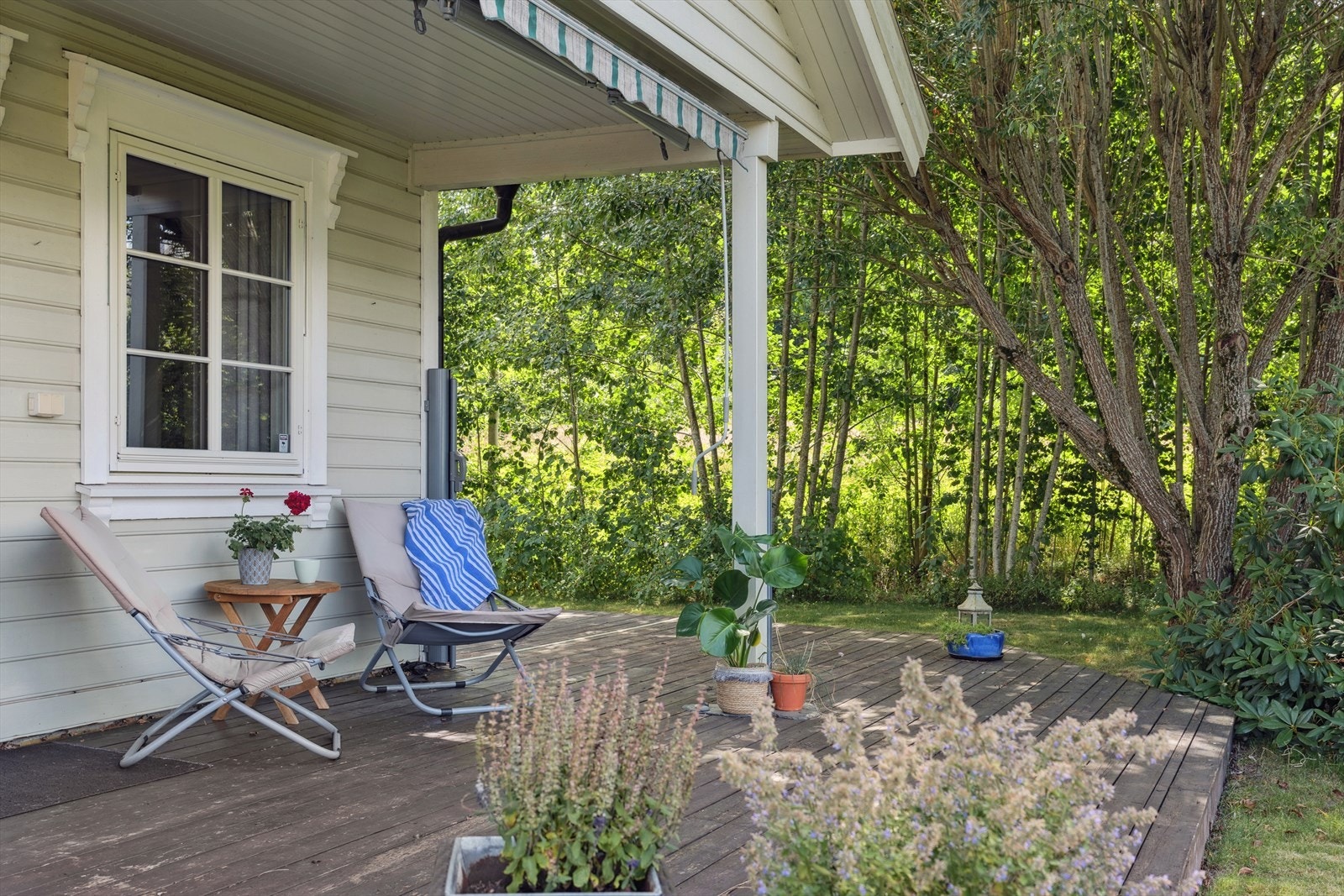 Her sitter man lunt til og det er god plass til flere sittegrupper og grill mm. Galleribilde