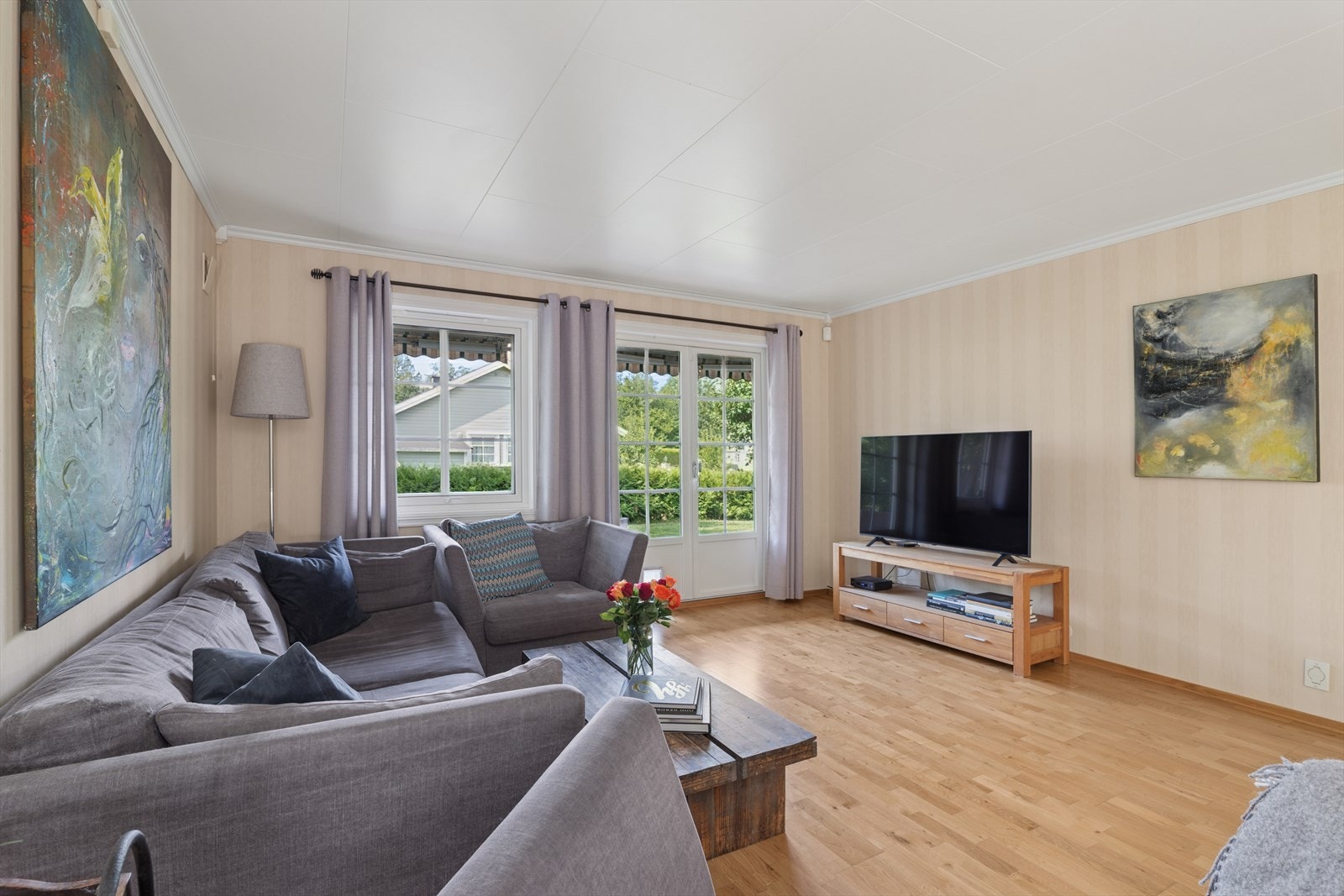 Store vindusflater slipper inn rikelig med naturlig lys og gir utsyn til hagen. Galleribilde