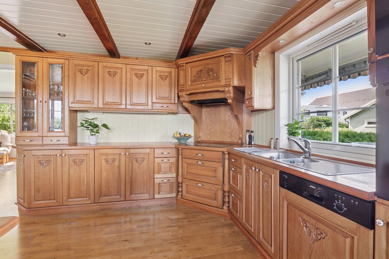 Kjøkkenet er godt utstyrt med integrerte hvitevarer, inkludert stekeovn, oppvaskmaskin, mikroovn og platetopp. Galleribilde