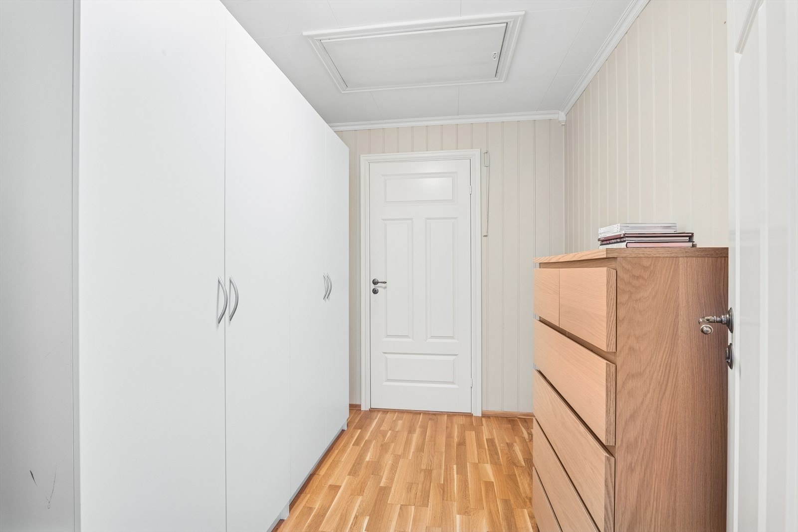 Mellomgang/walk-in for ekstra oppbevaringsplass. Galleribilde