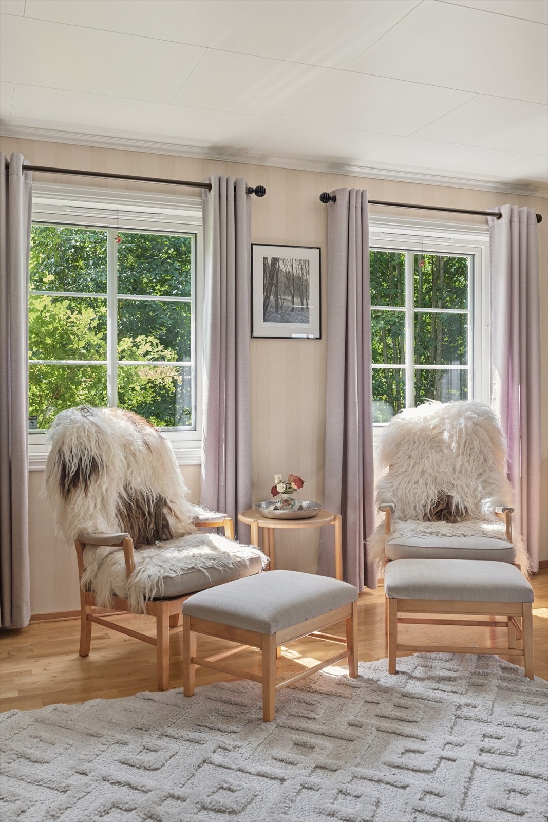 Fra stuen er det utgang til terrassen og hagen. Galleribilde