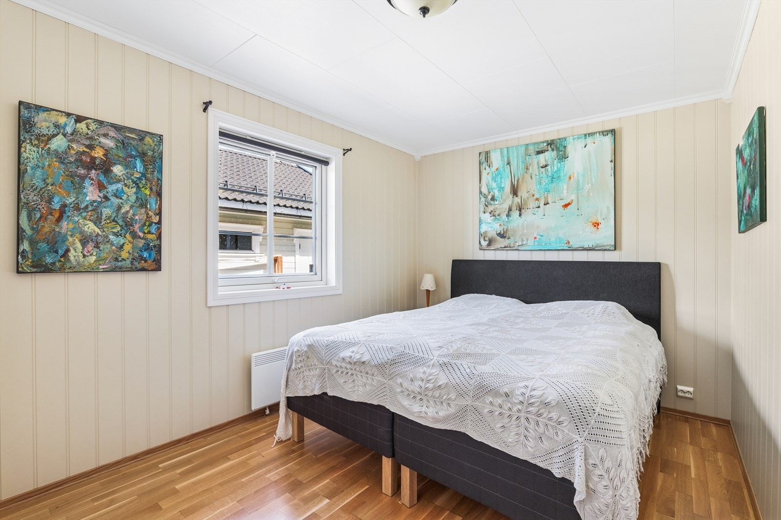 Det er 2 gode soverom i boligen. Hovedsoverommet er lyst og delikat med stor garderobe og plass for dobbeltseng. Galleribilde