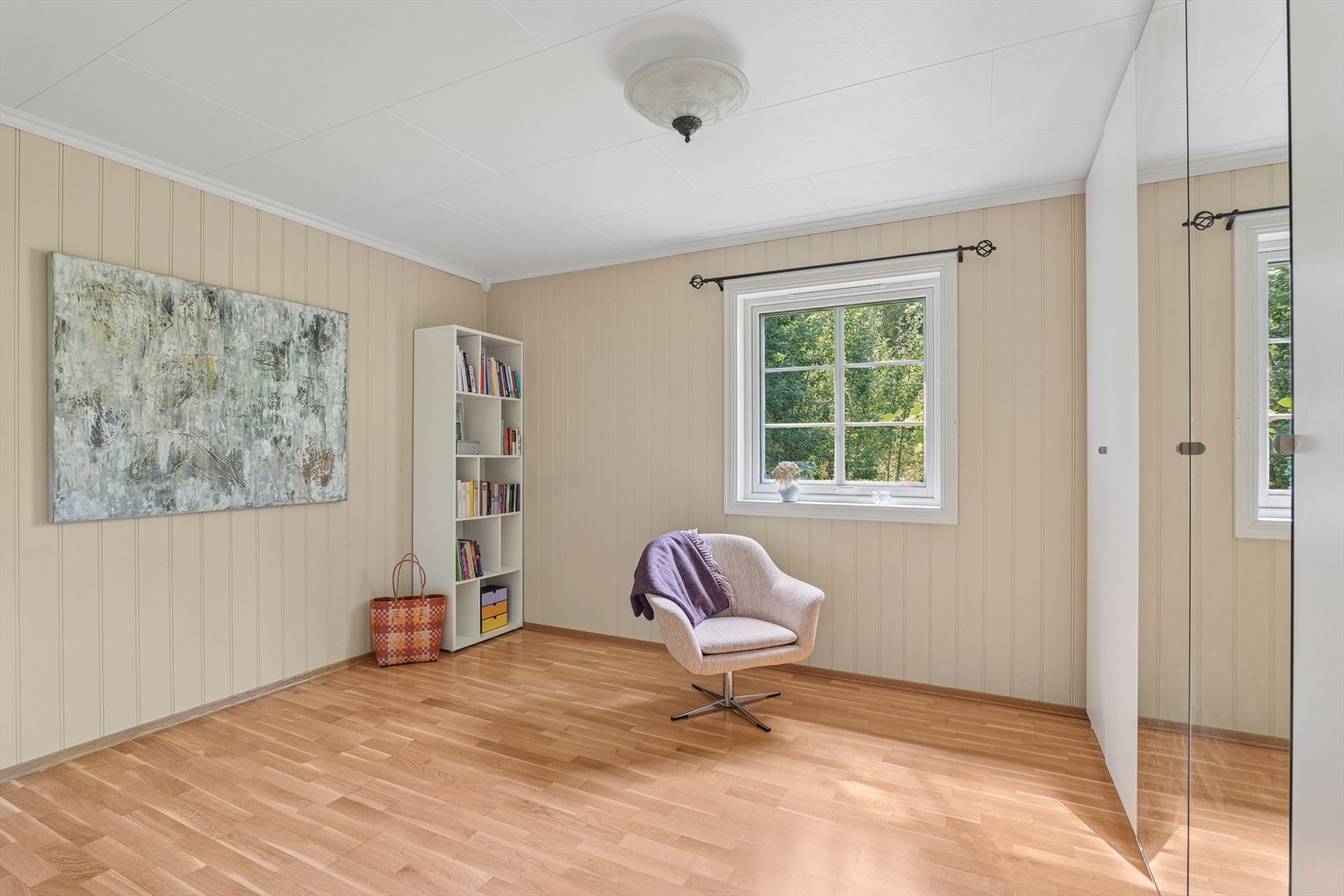 Soverom 2 med garderobeskap og fin plass til dobbeltseng. Galleribilde