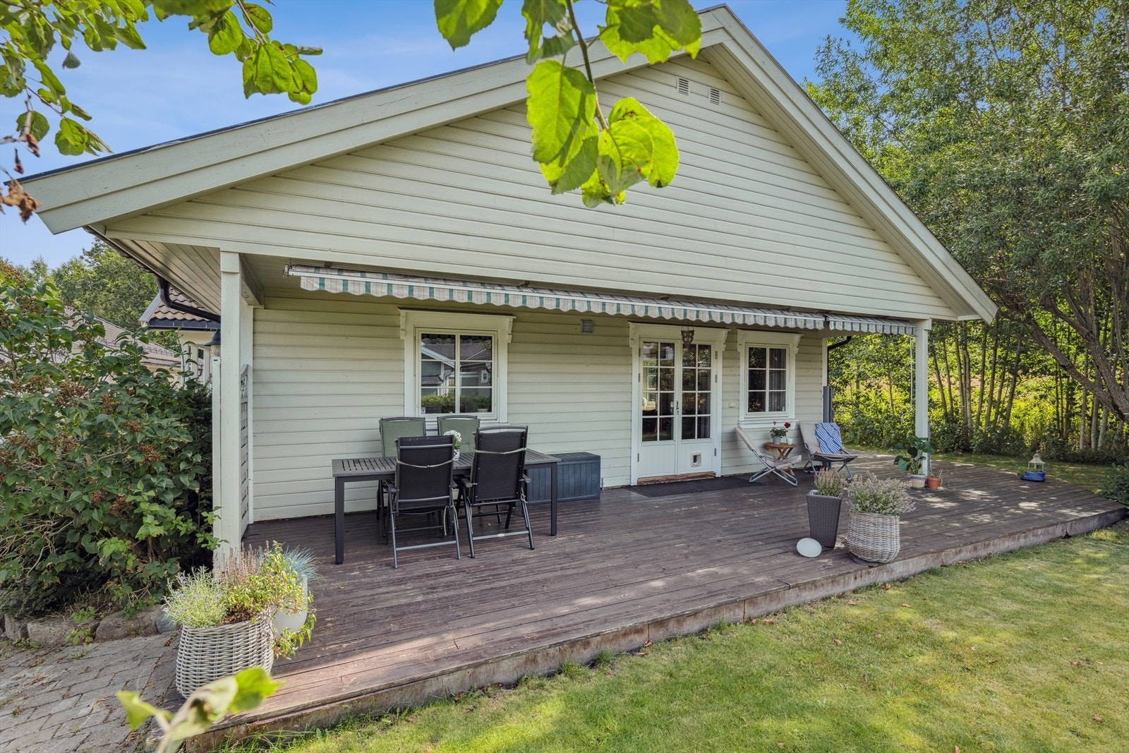 Boligen har flere flotte uteplasser med direkte adkomst til hagen. Galleribilde