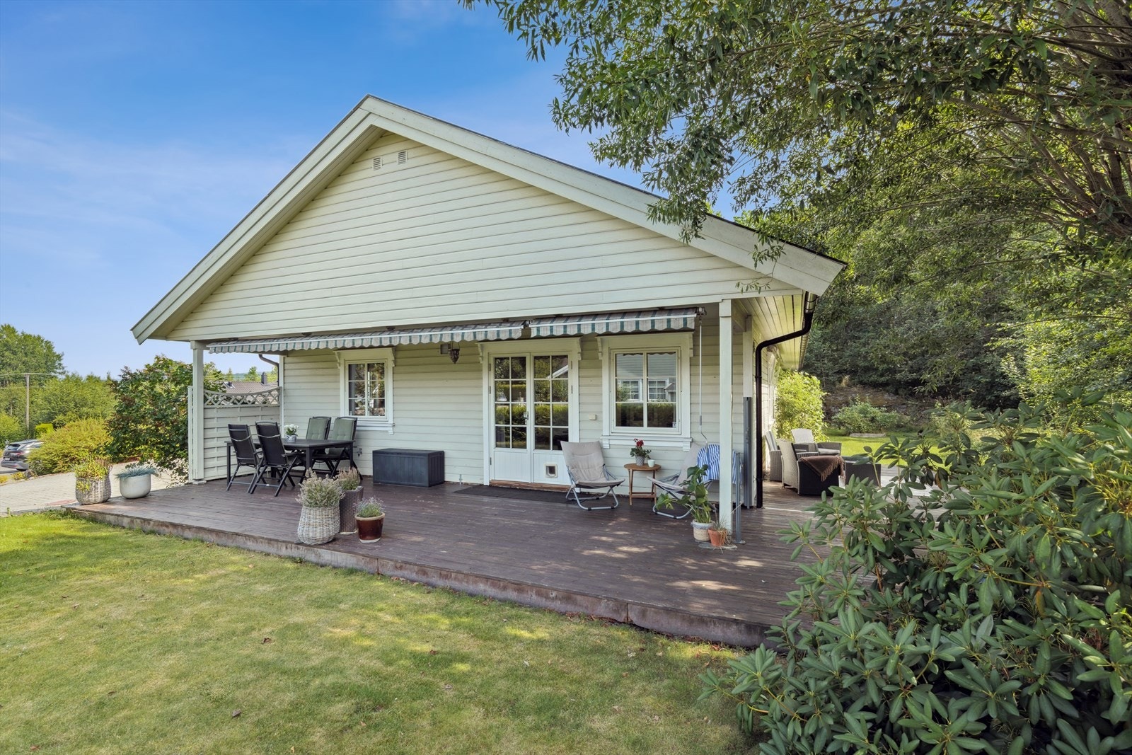 Terrassen utenfor stuen er praktisk delvis overbygget og har markise for solskjerming. Galleribilde