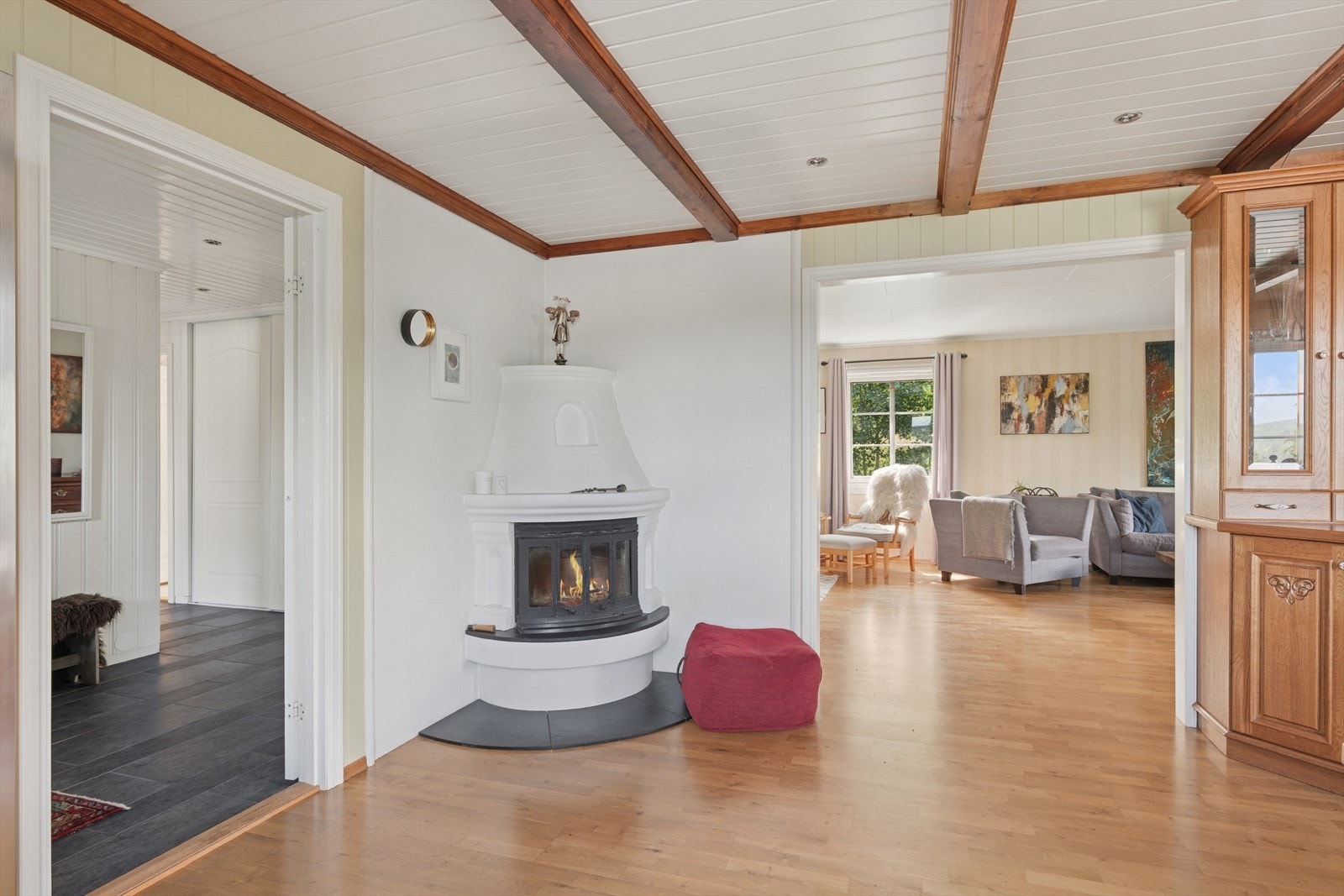 Peisovn på kjøkkenet som varmer på kalde dager. Galleribilde