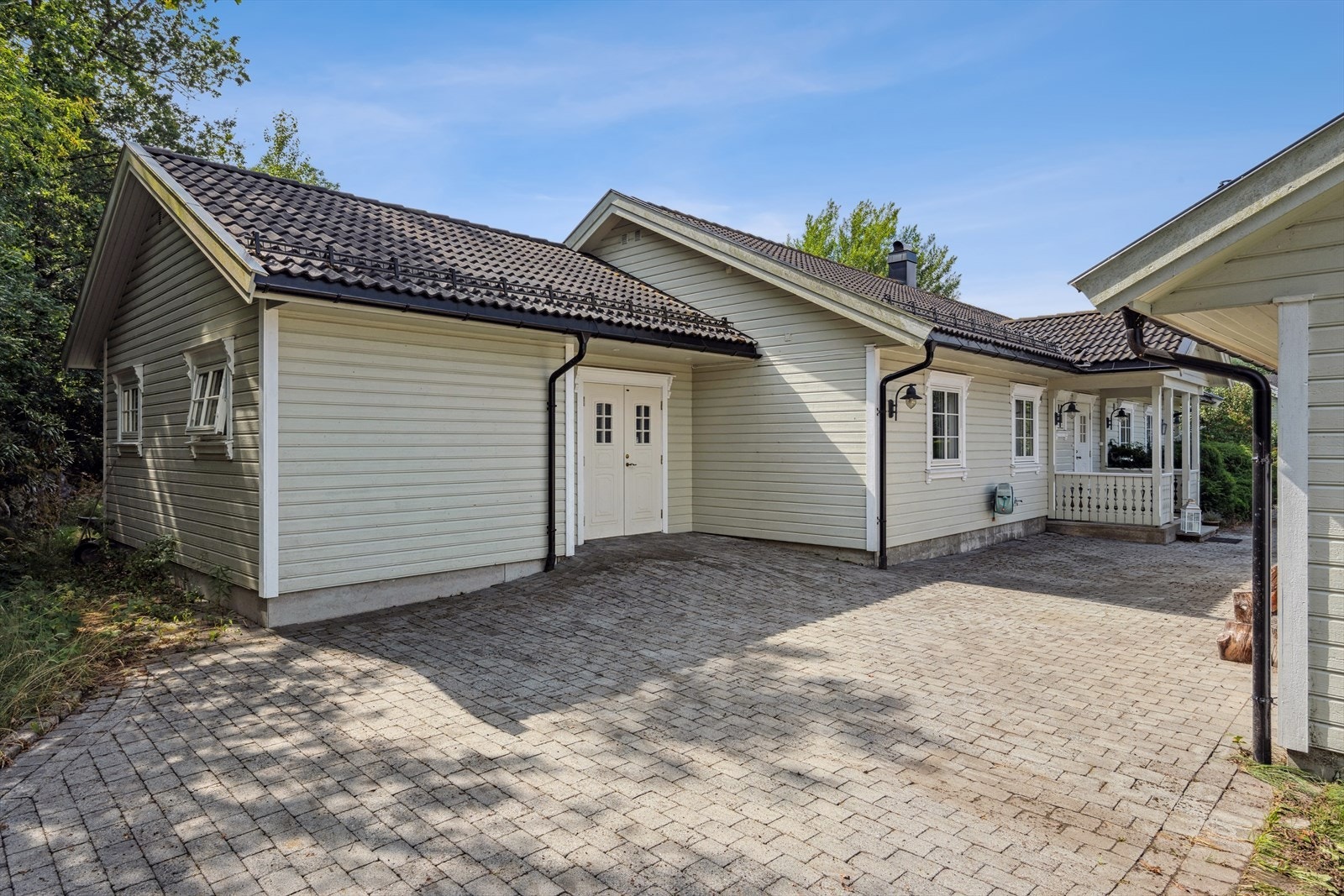 Dette er en lys og romslig enebolig med alt på én flate, beliggende i et fredelig og naturnært område i Fon. Galleribilde