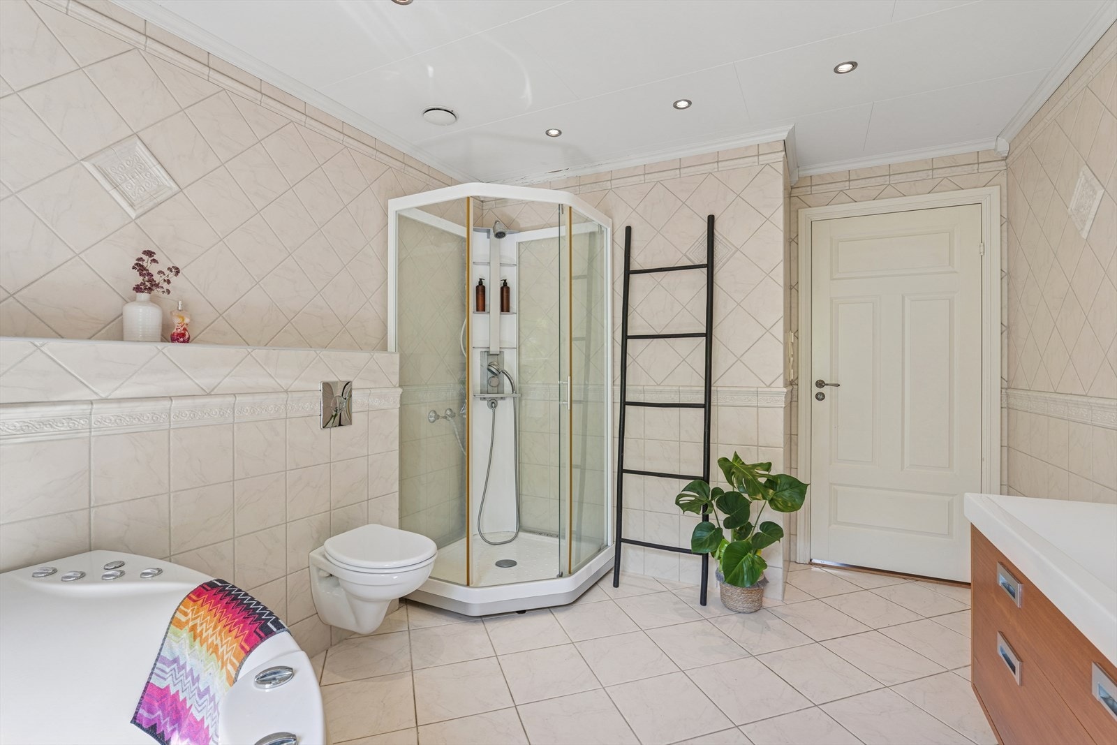 Innredningen består av dobbel servant på stilren baderomsinnredning med underskap i tre, som gir både varme og rikelig med oppbevaringsplass. Galleribilde