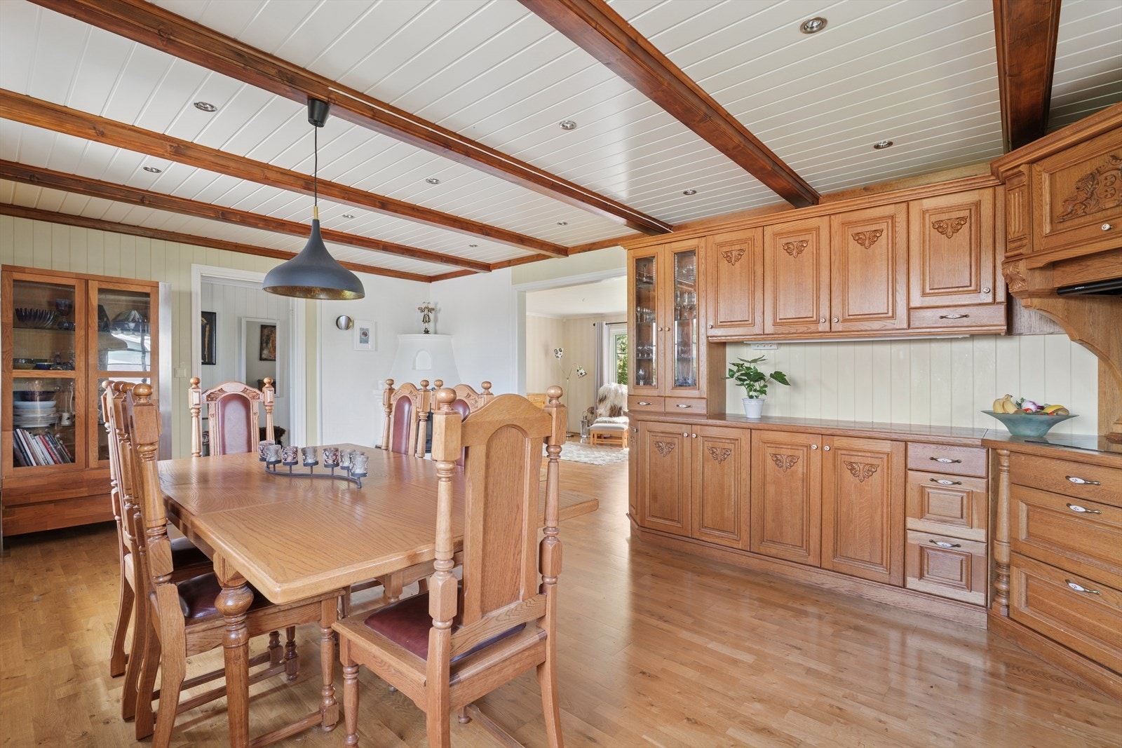 Vegger og tak er kledd i trepanel, og synlige trebjelker i taket tilfører ekstra karakter og sjarm. Galleribilde