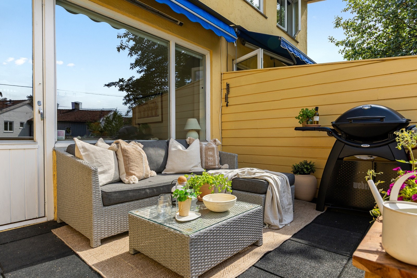 Verandaen er solrik med god plass til komfortable utemøbler og grill ( en vaier ved markisen er røket, men nåværende eier har brukt den uten problemer). Galleribilde