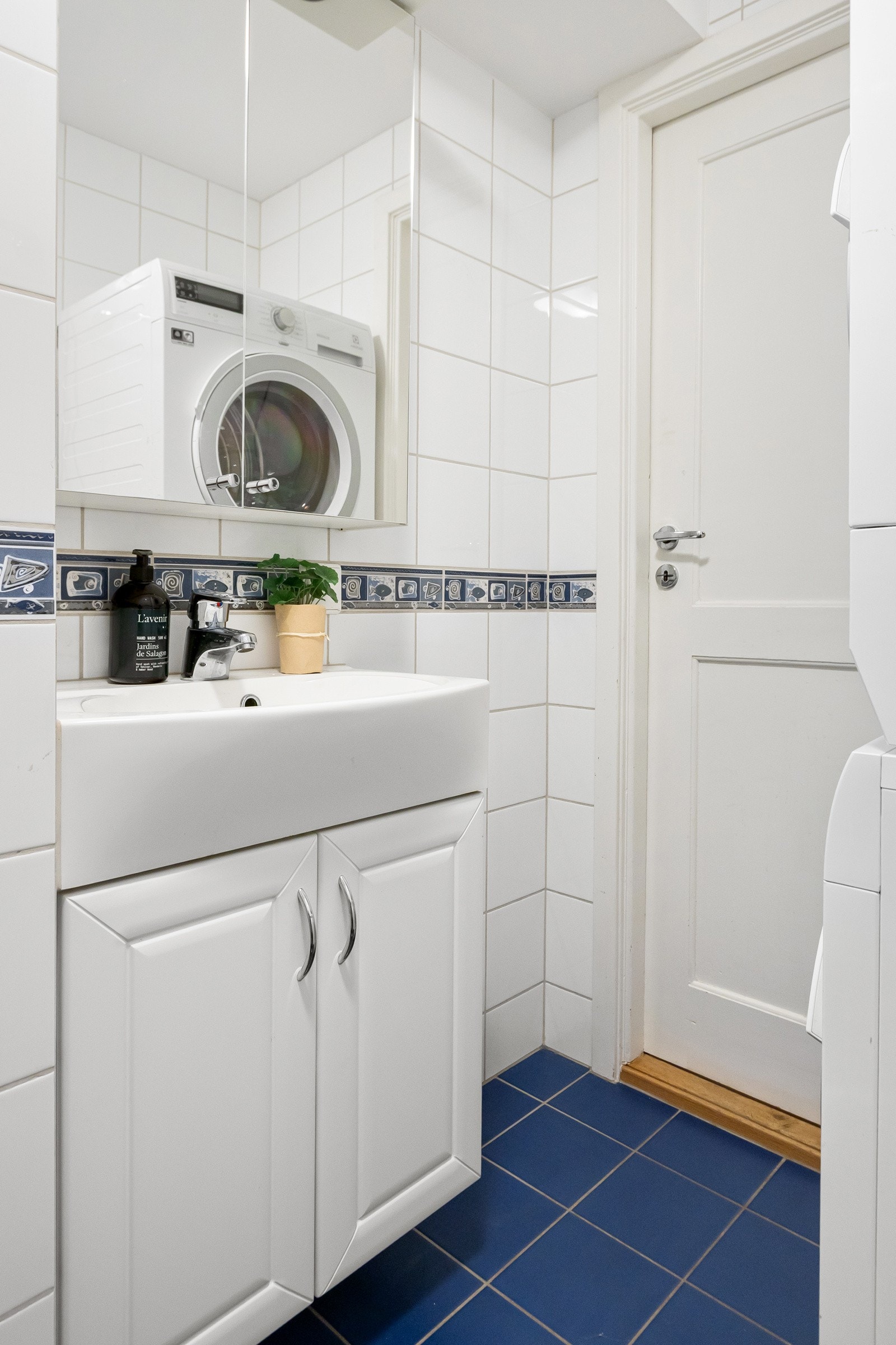 Badet i kjelleren er helfliset og har opplegg for vaskesøyle. Galleribilde