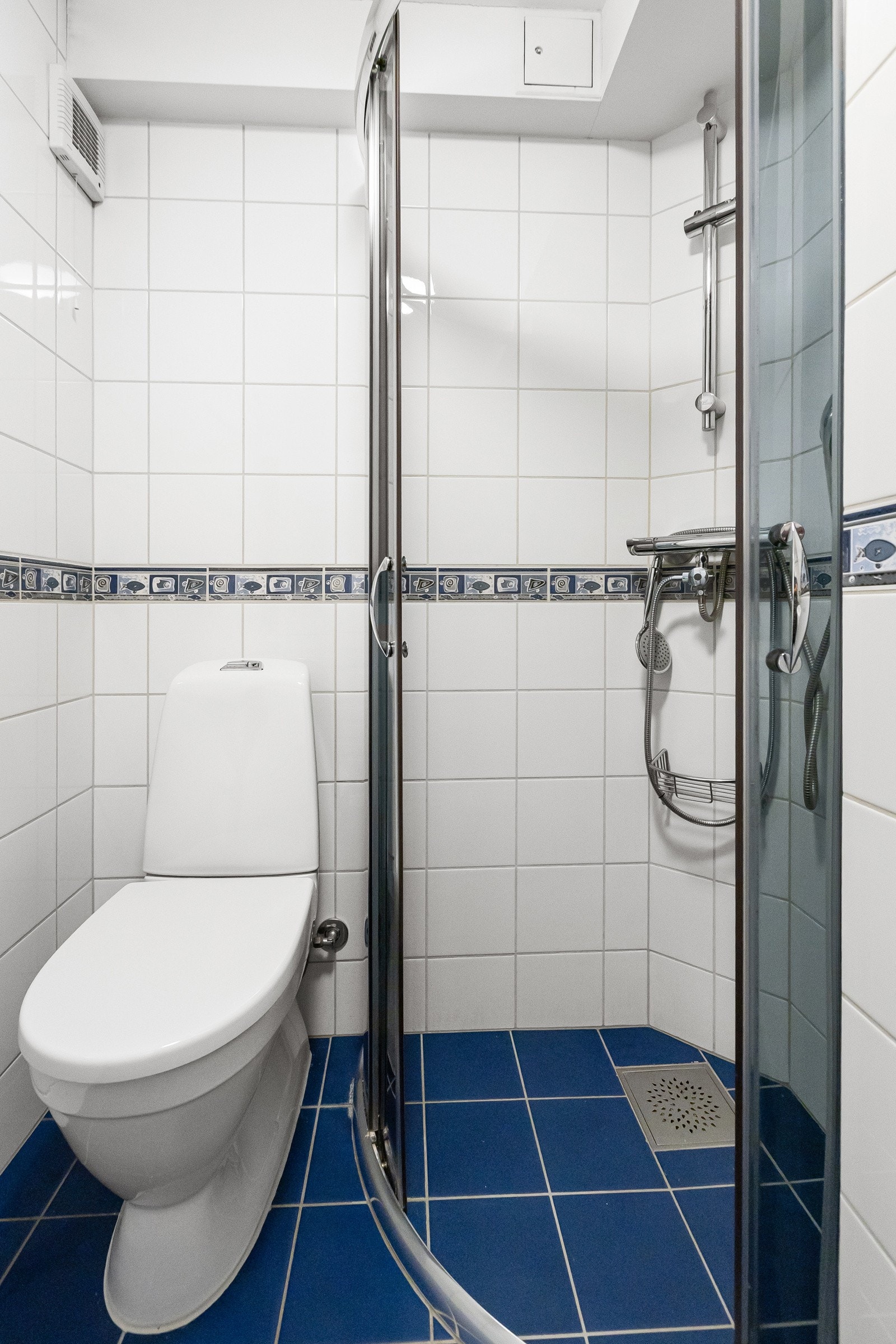 Badet har dusjhjørne med skyvedører og ble oppgradert med nytt toalett i 2023. Galleribilde