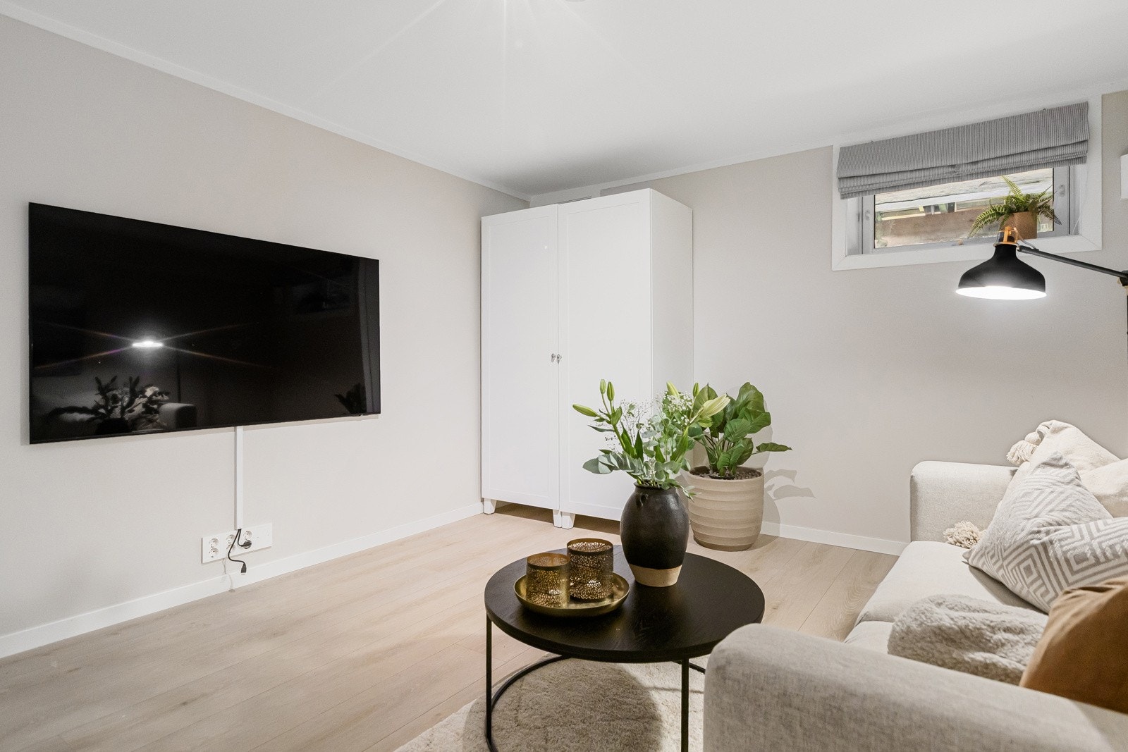 Kjellerstuen har god plass til sofagruppe, tv-løsning og annet, noe som gir ekstra fleksibilitet og spillerom. Galleribilde