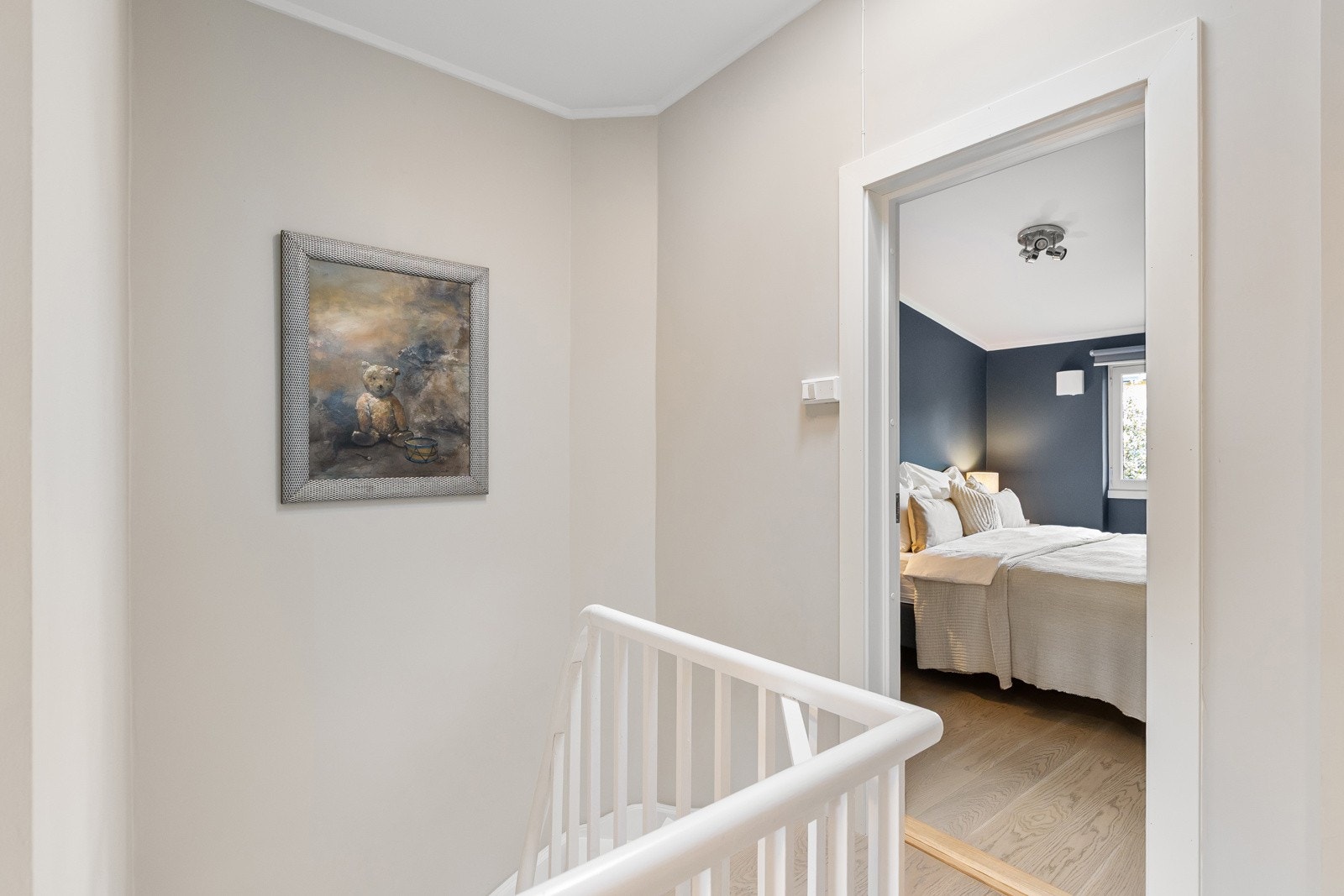 Rekkehuset har tre luftige soverom i andre etasje. Galleribilde
