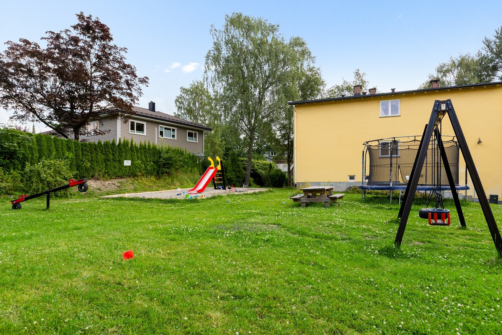 Det finnes lekeplass på fellesområdet. Meget barnevennlig med kort gange til skoler og barnehager. Sentralt, samtidig som tilbaketrukket med nærhet til buss, T-bane og butikker. Galleribilde