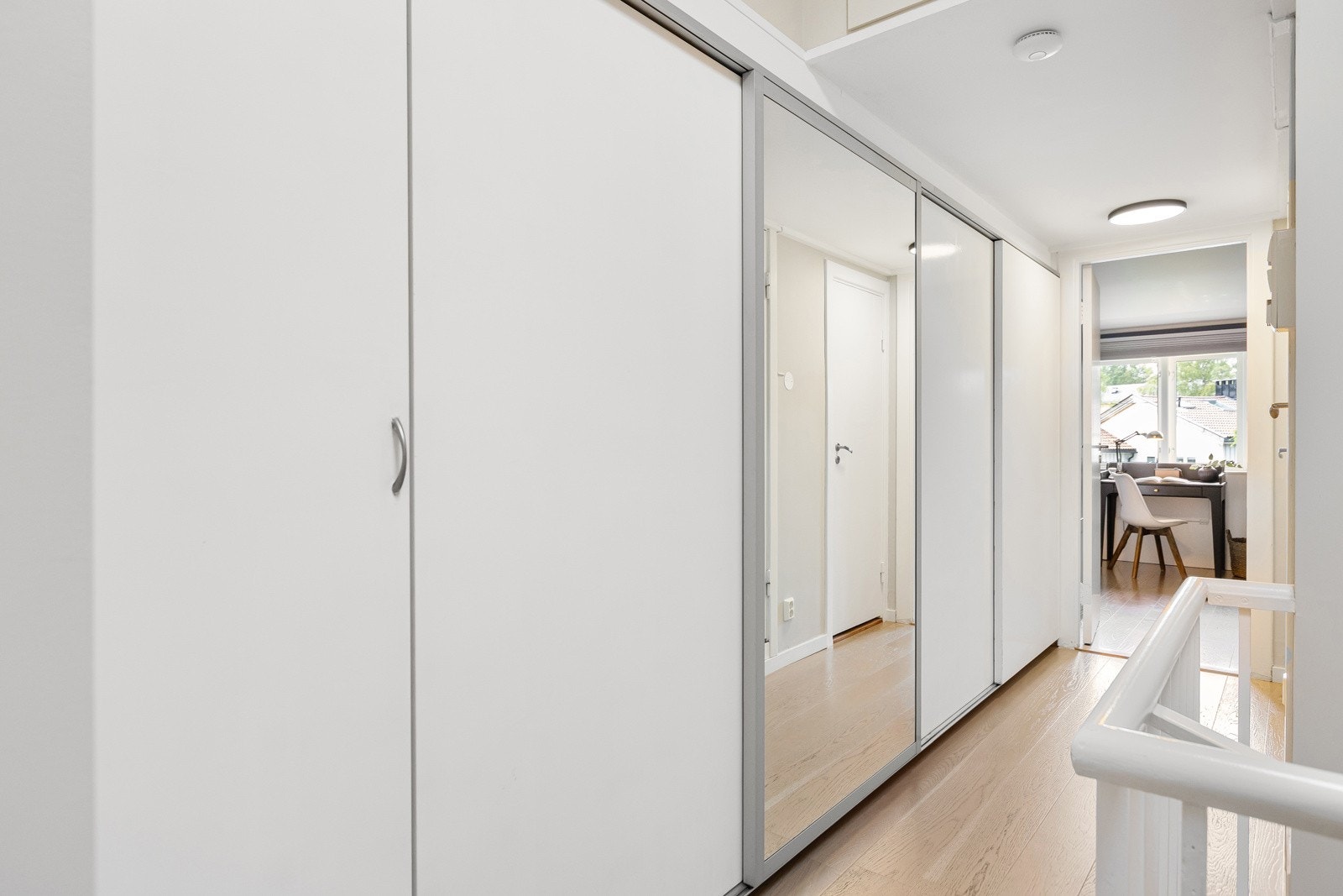 På gangen utenfor soverommene er det plassbygd skyvedørsgarderobe, garderobeskap og veggskap. Galleribilde
