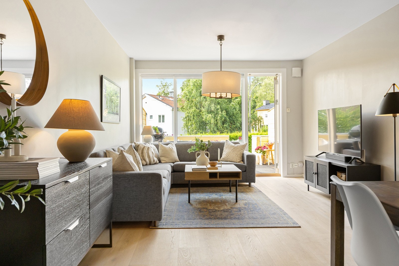 Stuen er lys og luftig med sydvestvendte vinduer og utgang til en herlig veranda som gir en fin forlengelse om sommeren. Galleribilde