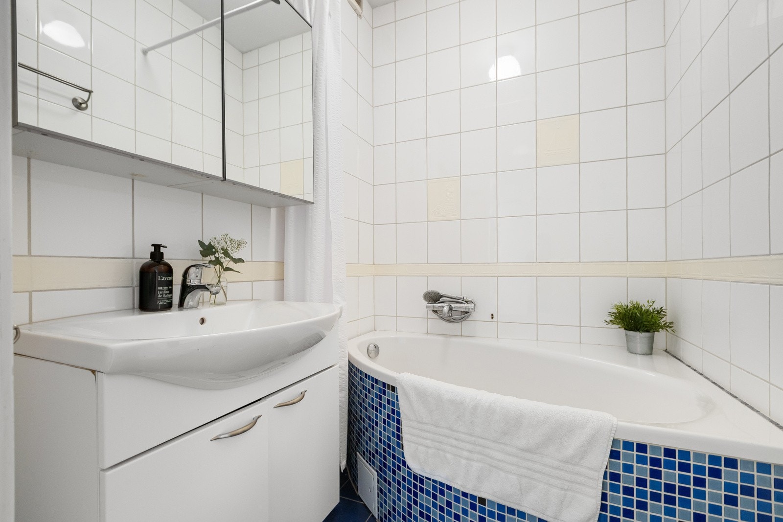 Badet i andre etasje er flislagt og innredet med et innfliset badekar, til glede for store og små. Galleribilde