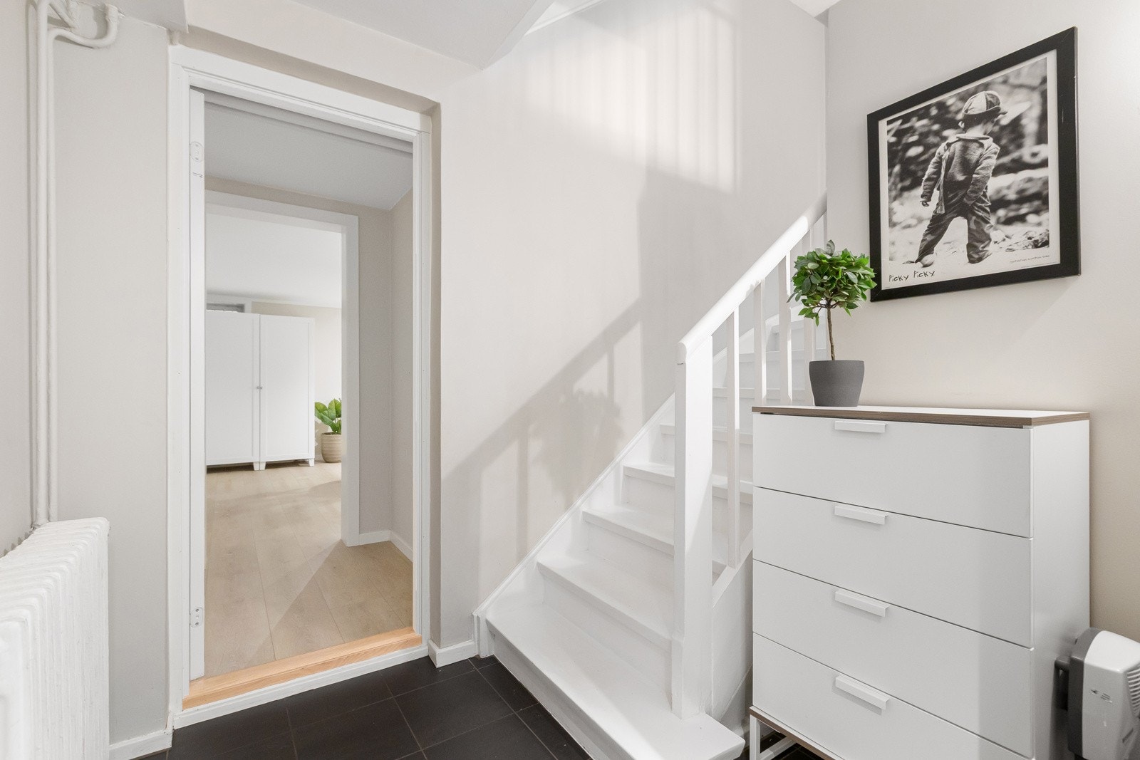 Entreen ligger i underetasjen og ble pusset opp med nye gulvfliser og gulvvarme i 2017. Galleribilde