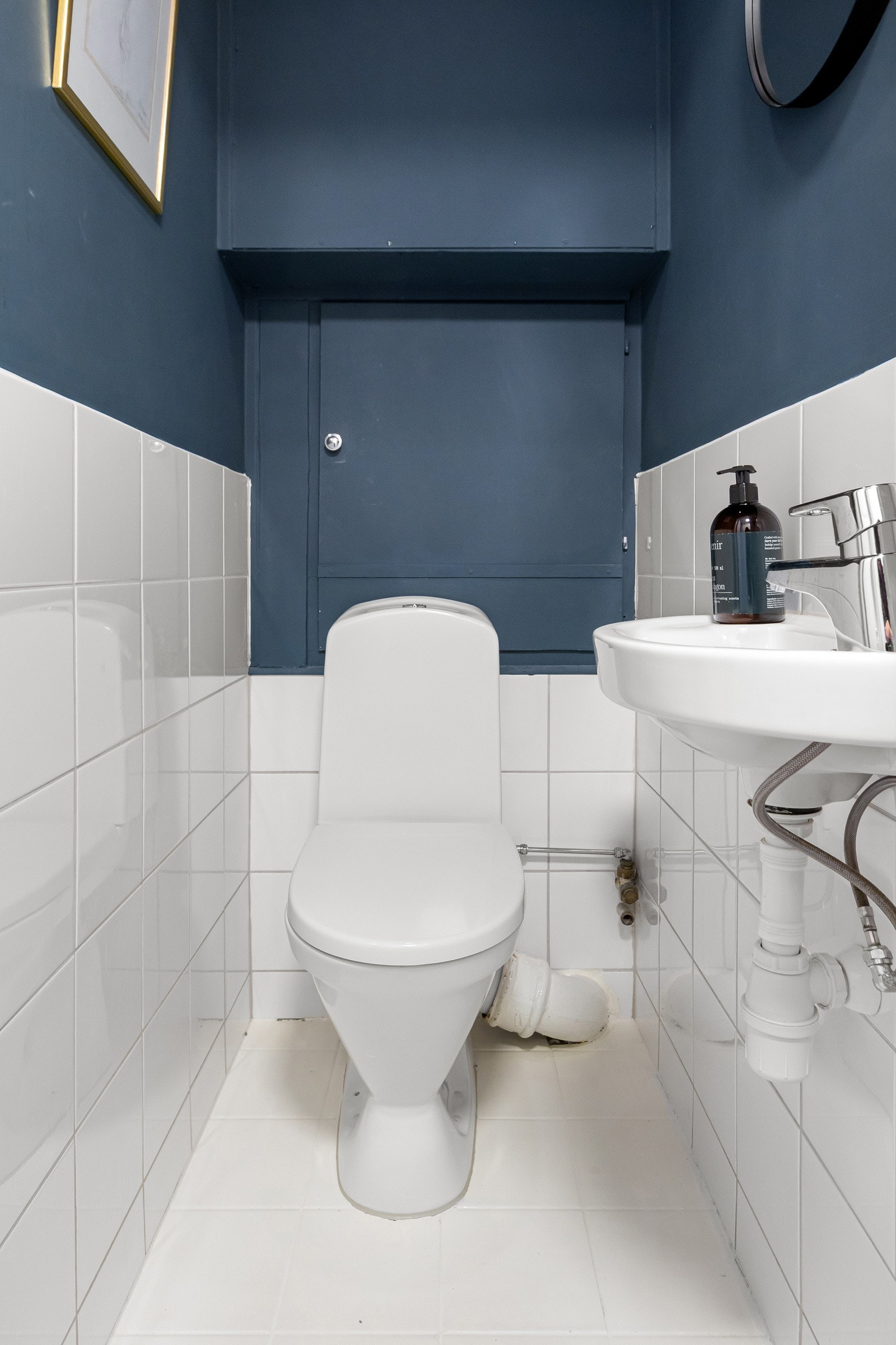 Toalettrommet i andre etasje ligger vegg-i-vegg med badet og fikk nytt toalett i 2023. Galleribilde